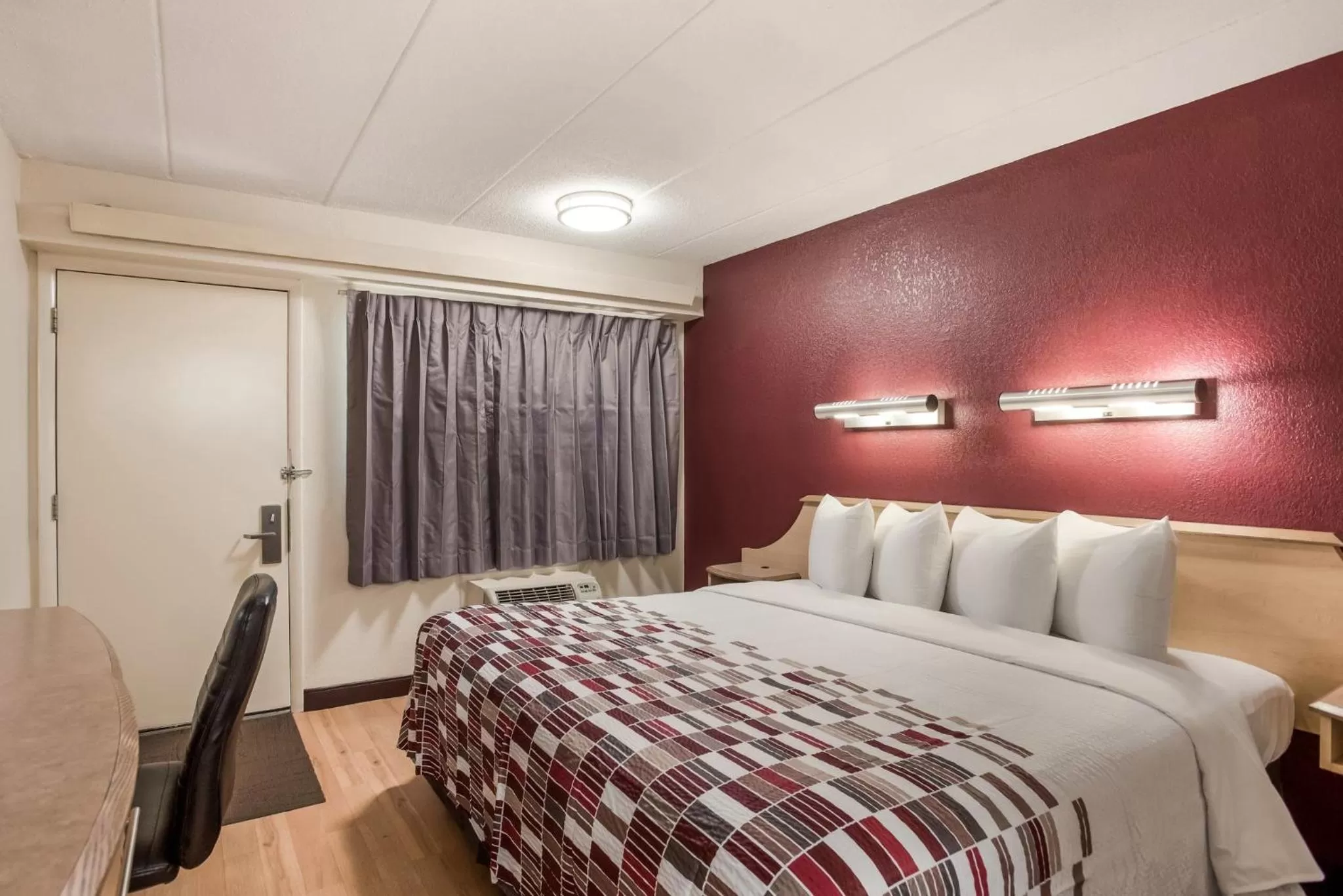 Photo of the whole room, Bed in Red Roof Inn Philadelphia - Trevose