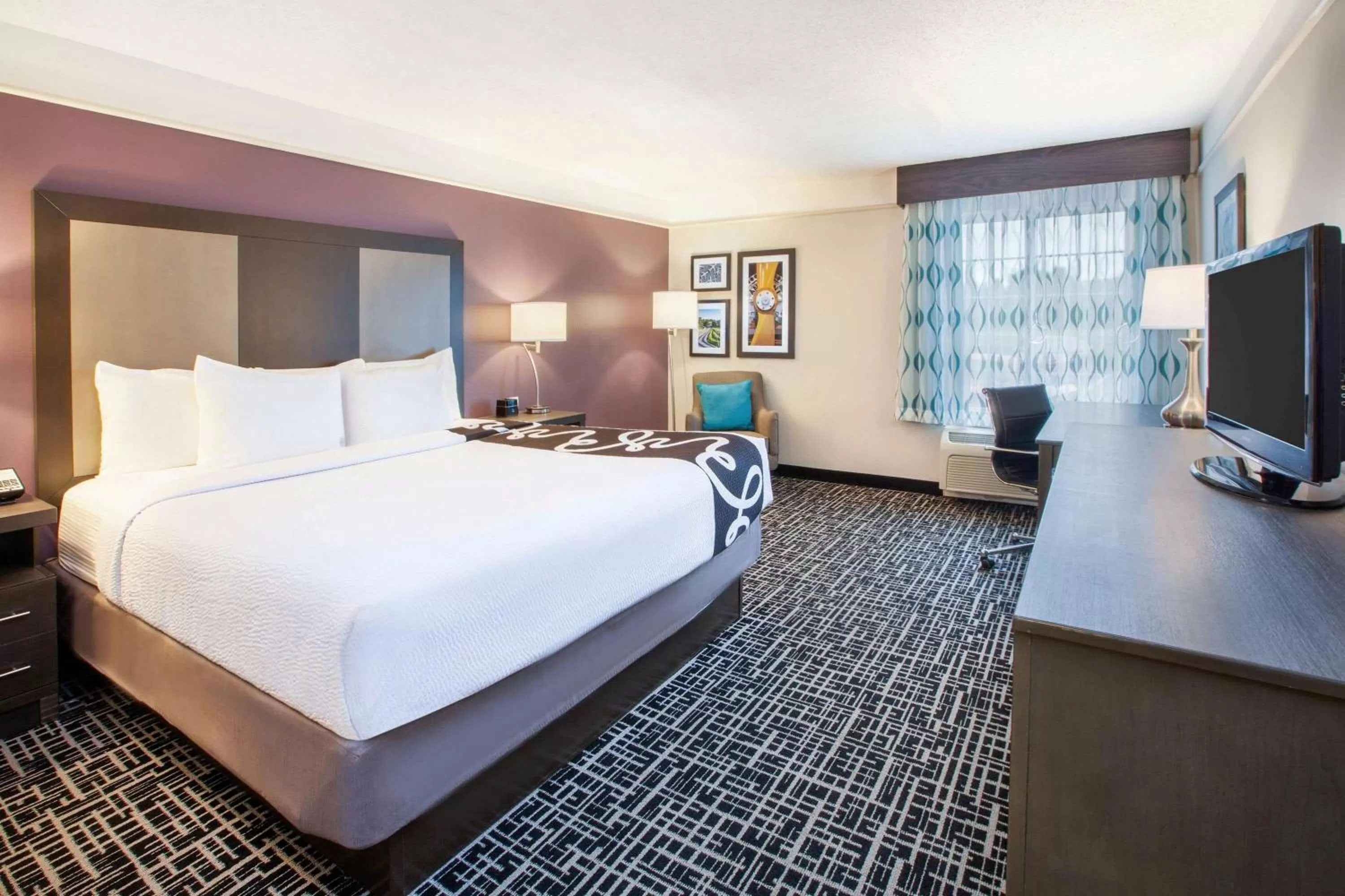 Photo of the whole room, Bed in La Quinta by Wyndham Cincinnati Airport Florence