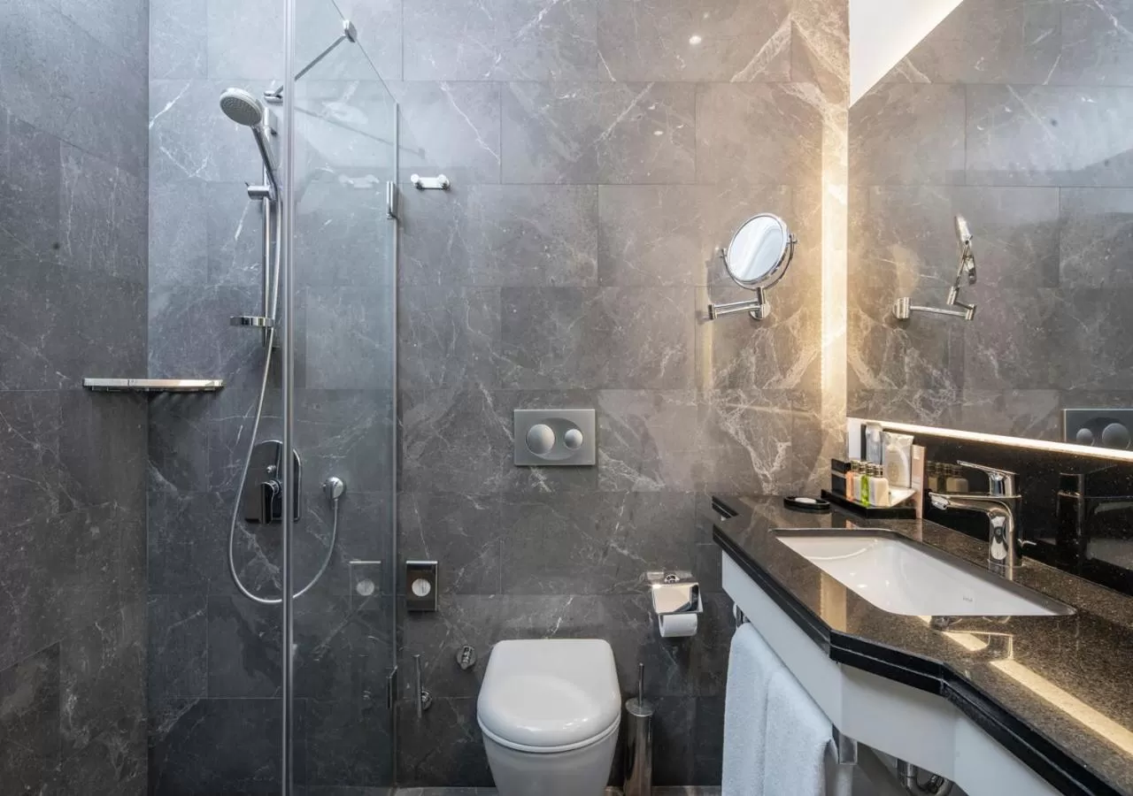Shower in AKKA Lush Hotel Taksim