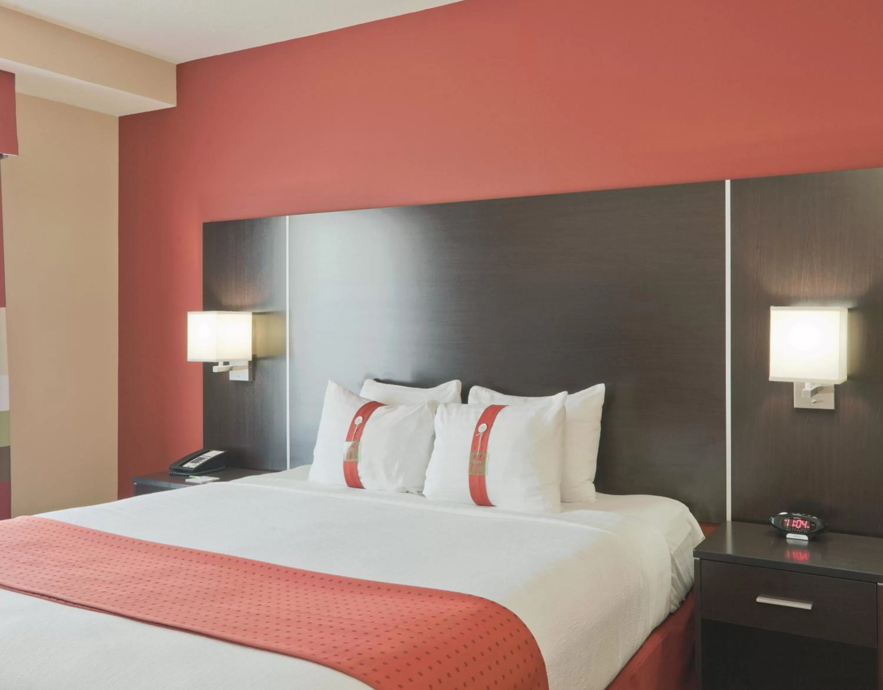 Photo of the whole room, Bed in Holiday Inn Meridian East I 59 / I 20