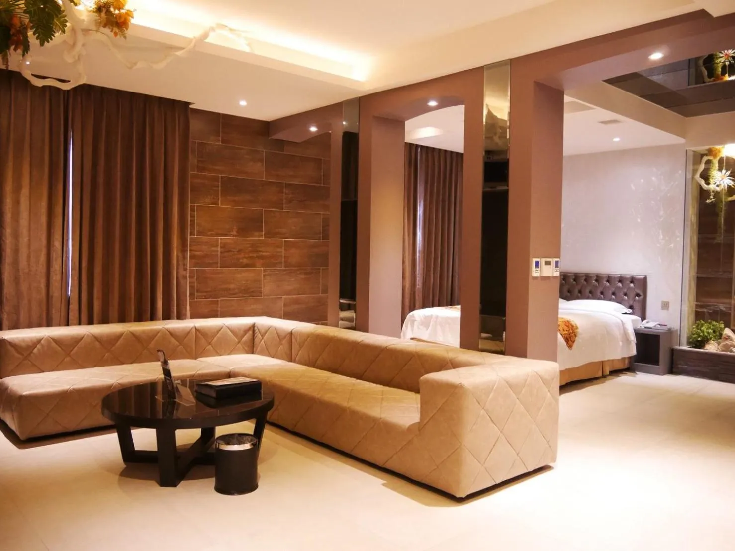 Photo of the whole room, Bed in Refinement Motel