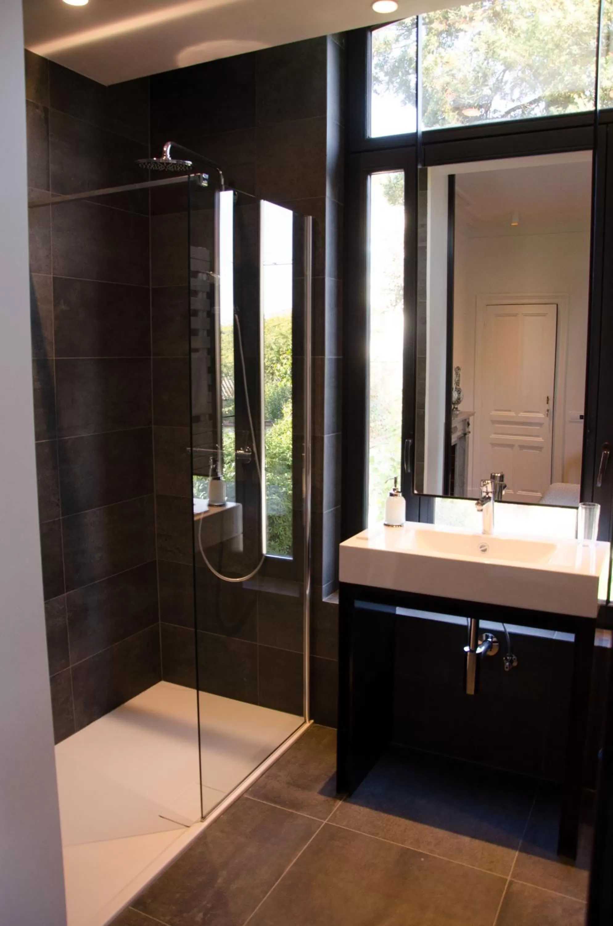 Shower in Albert Molière