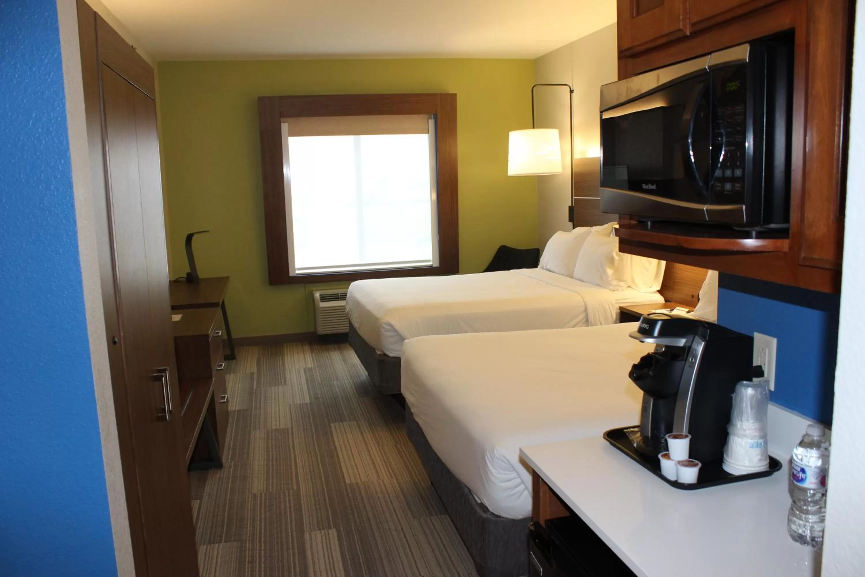 Photo of the whole room, Bed in Holiday Inn Express Hotel & Suites Mansfield by IHG