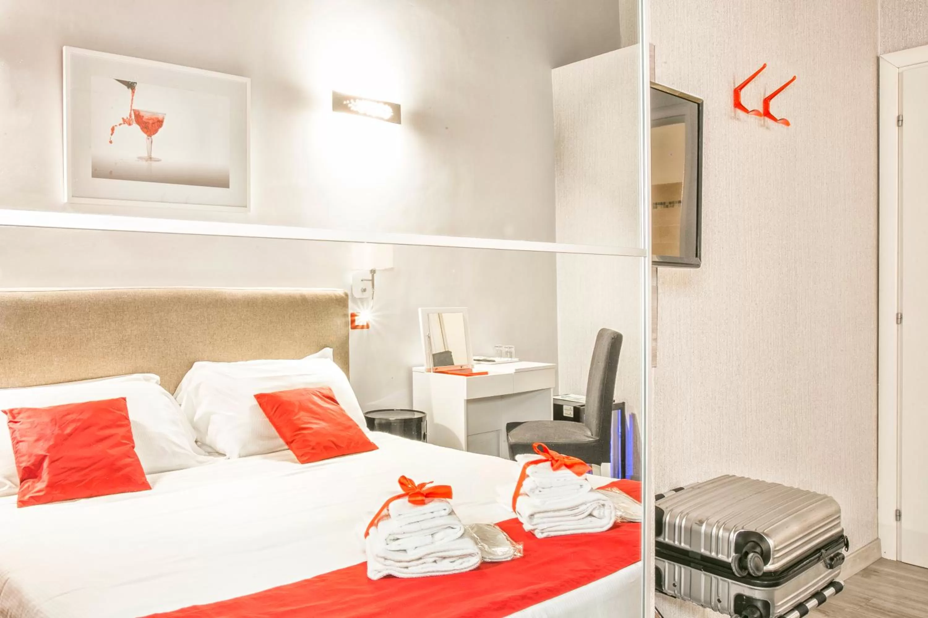 Photo of the whole room, Bed in History Suite