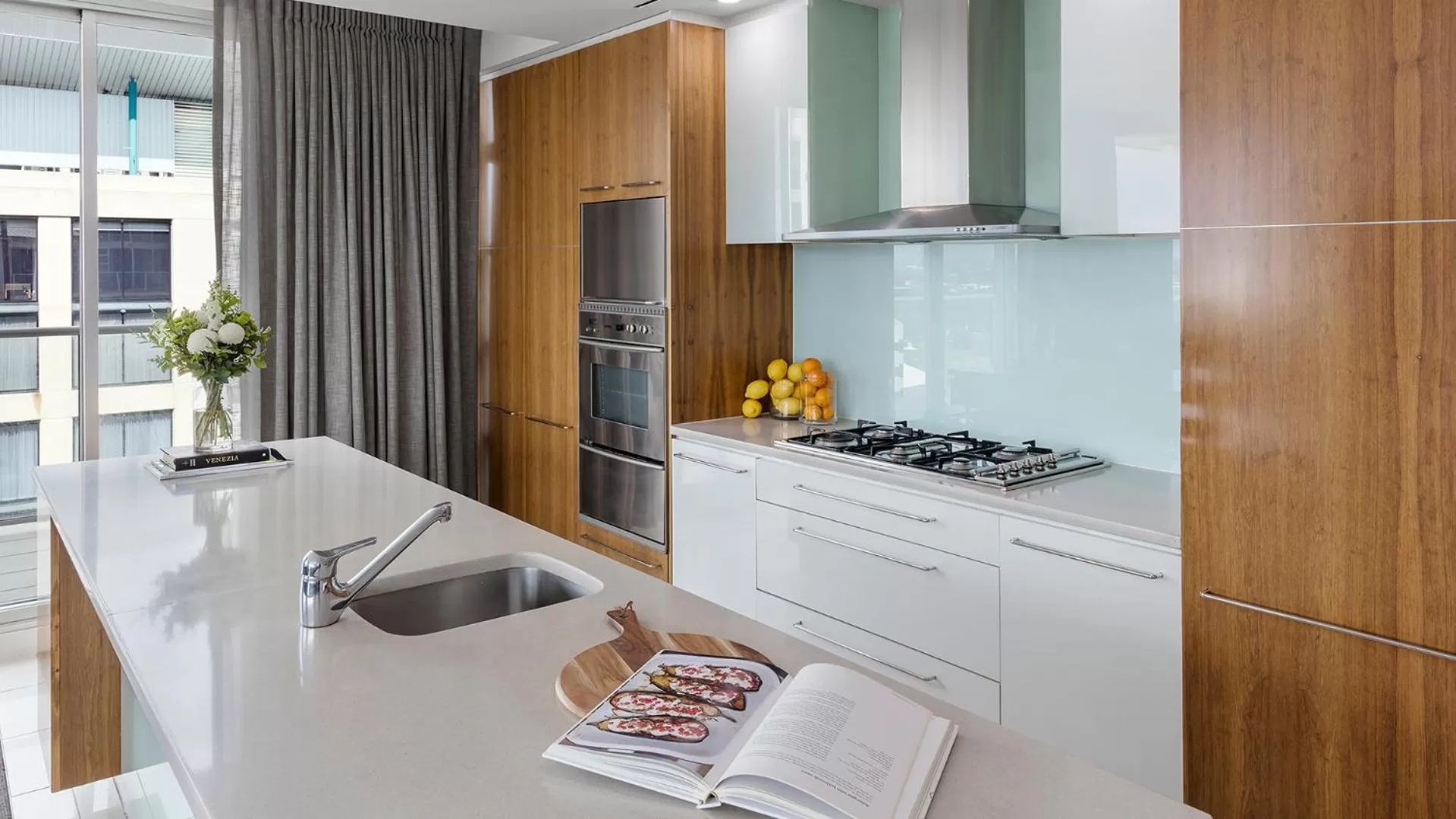 Kitchen or kitchenette in Oaks Adelaide Embassy Suites