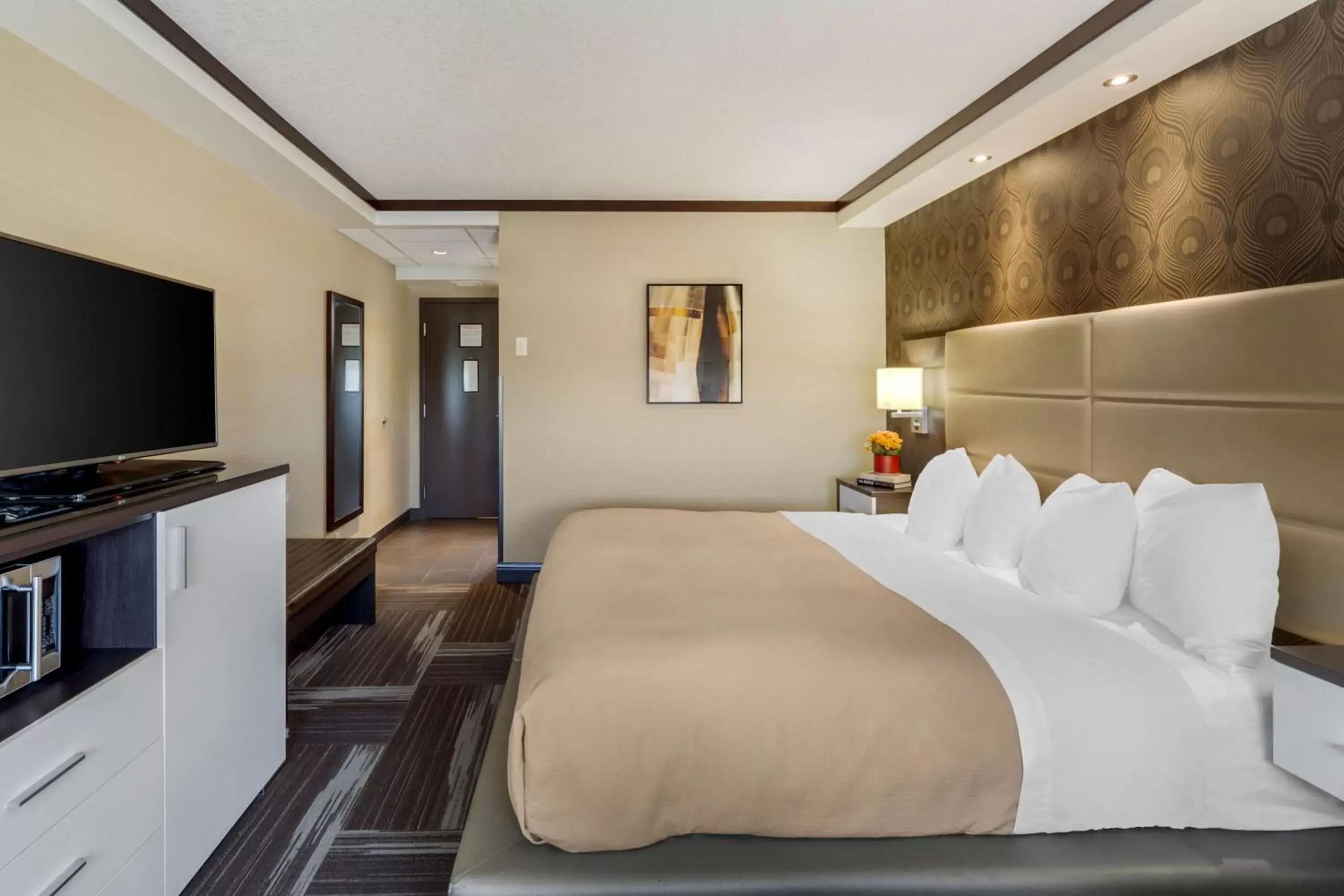 One-Bedroom King Suite with Kitchenette - Non-Smoking in Best Western Plus Edmonton Airport Hotel One-Bedroom King Suite with Kitchenette - Non-Smoking in Best Western Plus Edmonton Airport Hotel