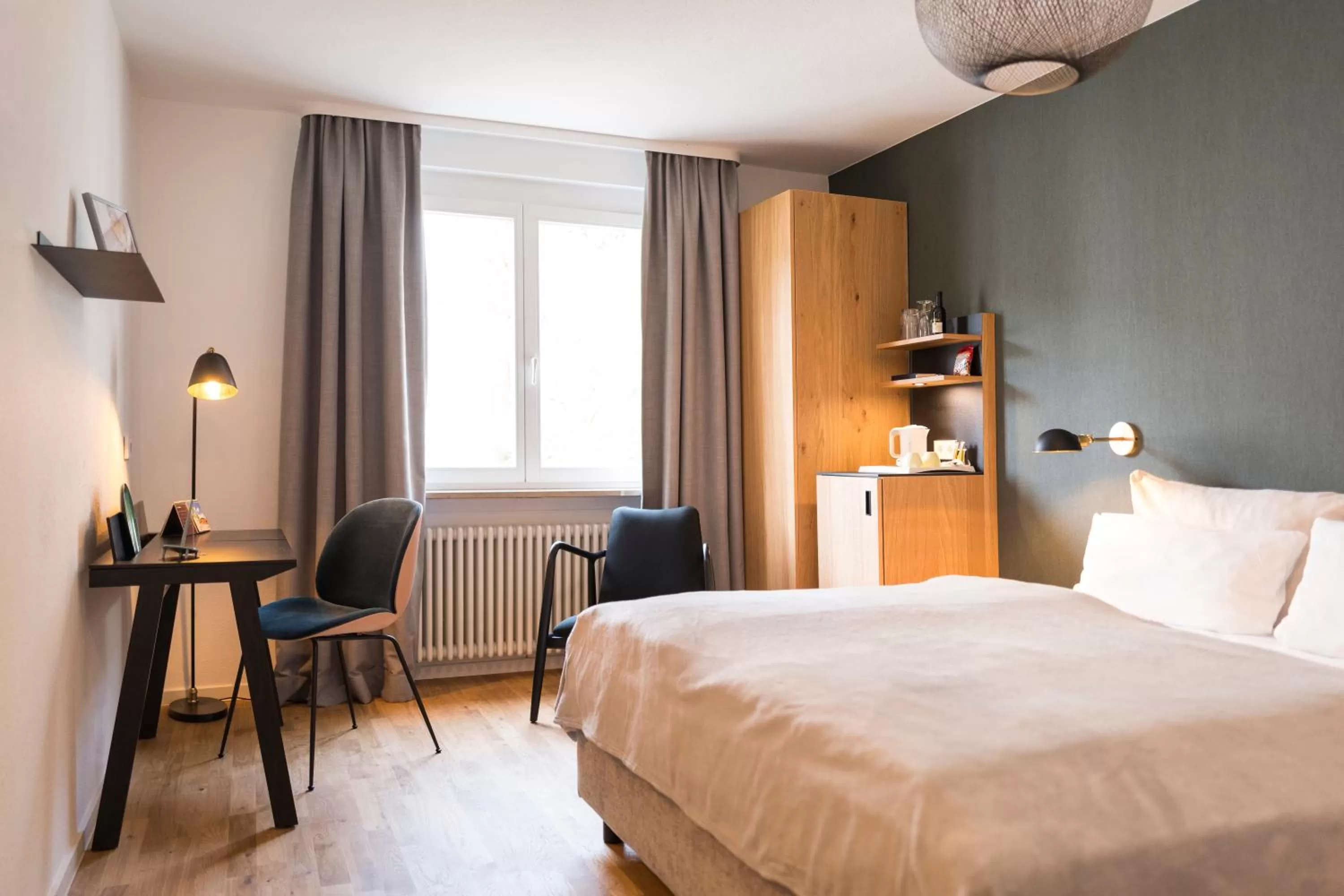 Staff, Bed in Genusshotel Krone & Roadtrips bei Basel