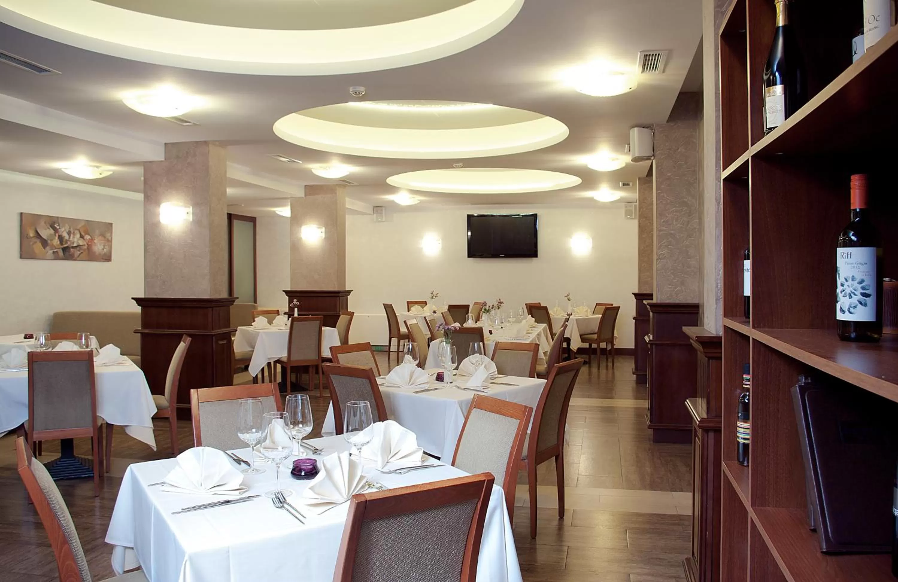 Restaurant/places to eat in Budapest Hotel - Free Parking