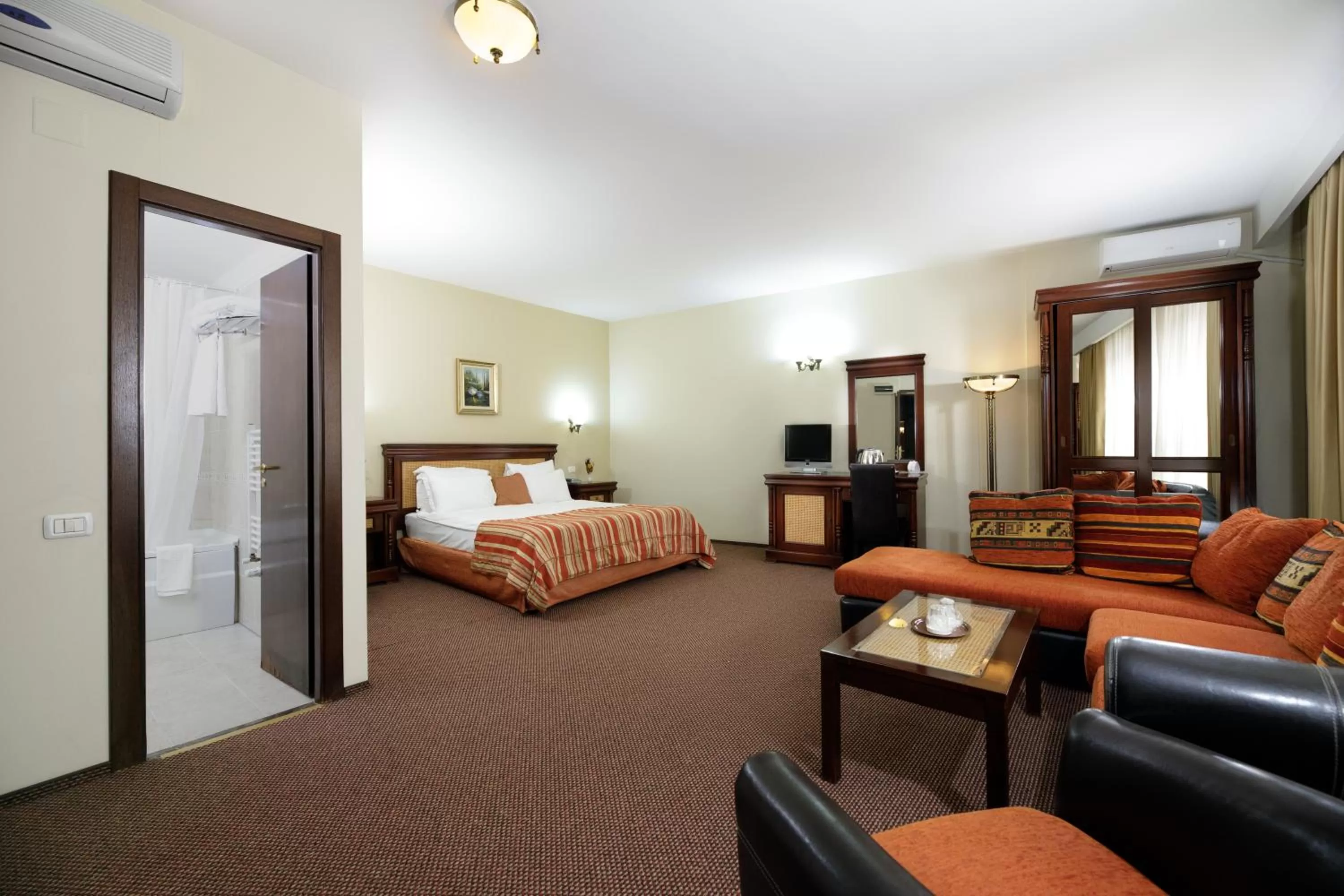 Living room, Bed in Atrium Hotel Ateneu City Center