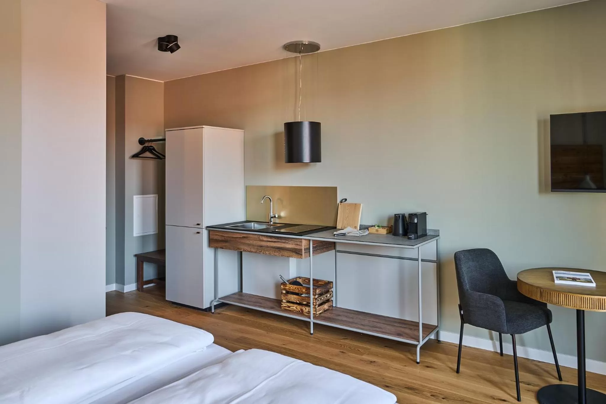 Kitchen or kitchenette, Bed in FREIgeist Homes - Serviced Apartments
