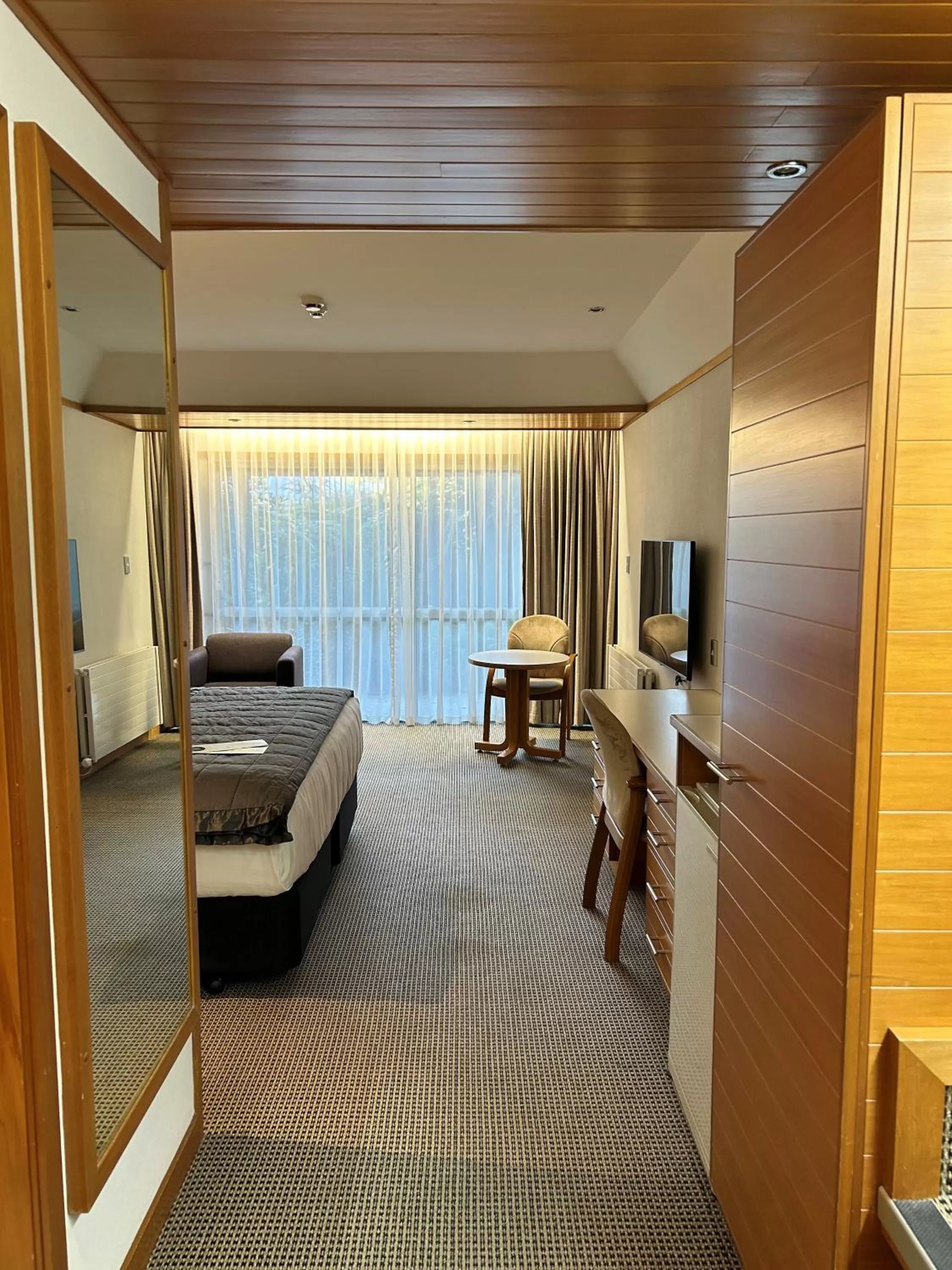 hair dresser, Bed in Commodore Airport Hotel Christchurch