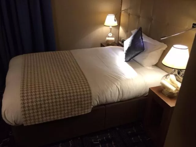 Shower, Bed in The Crown Wetherspoon