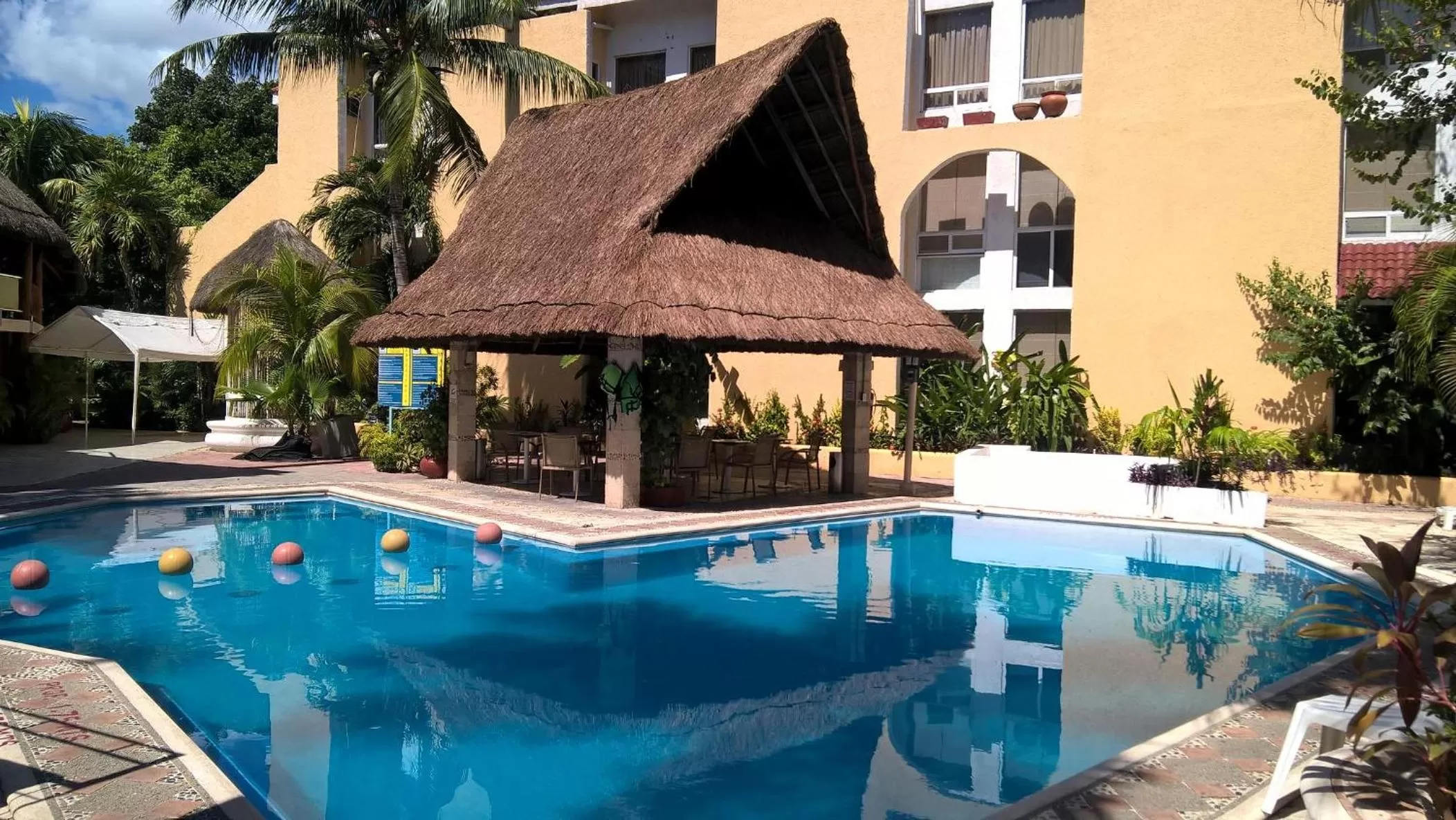 Swimming pool in Hotel Plaza Caribe