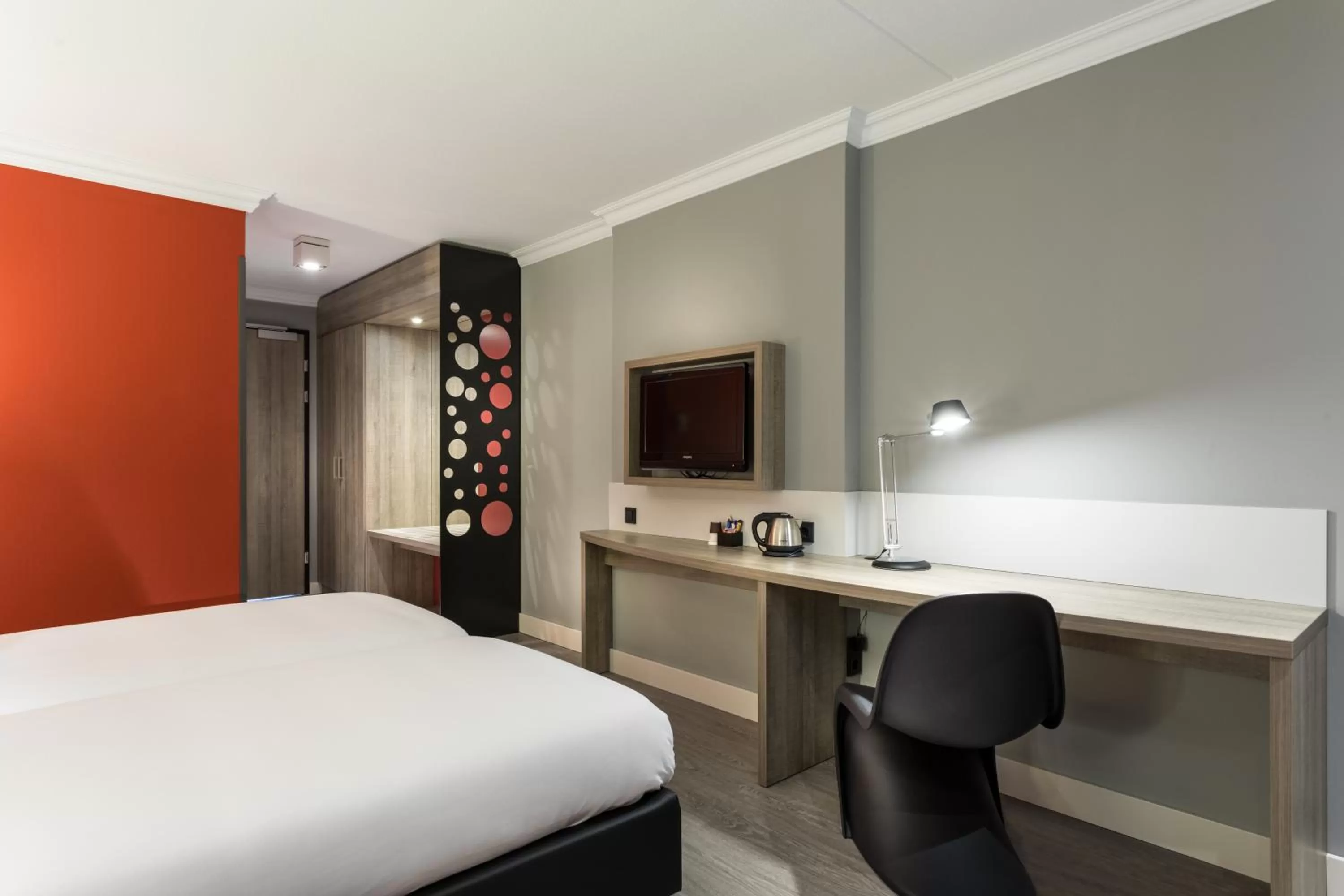 Bedroom, Bed in Ramada by Wyndham Amsterdam Airport Schiphol