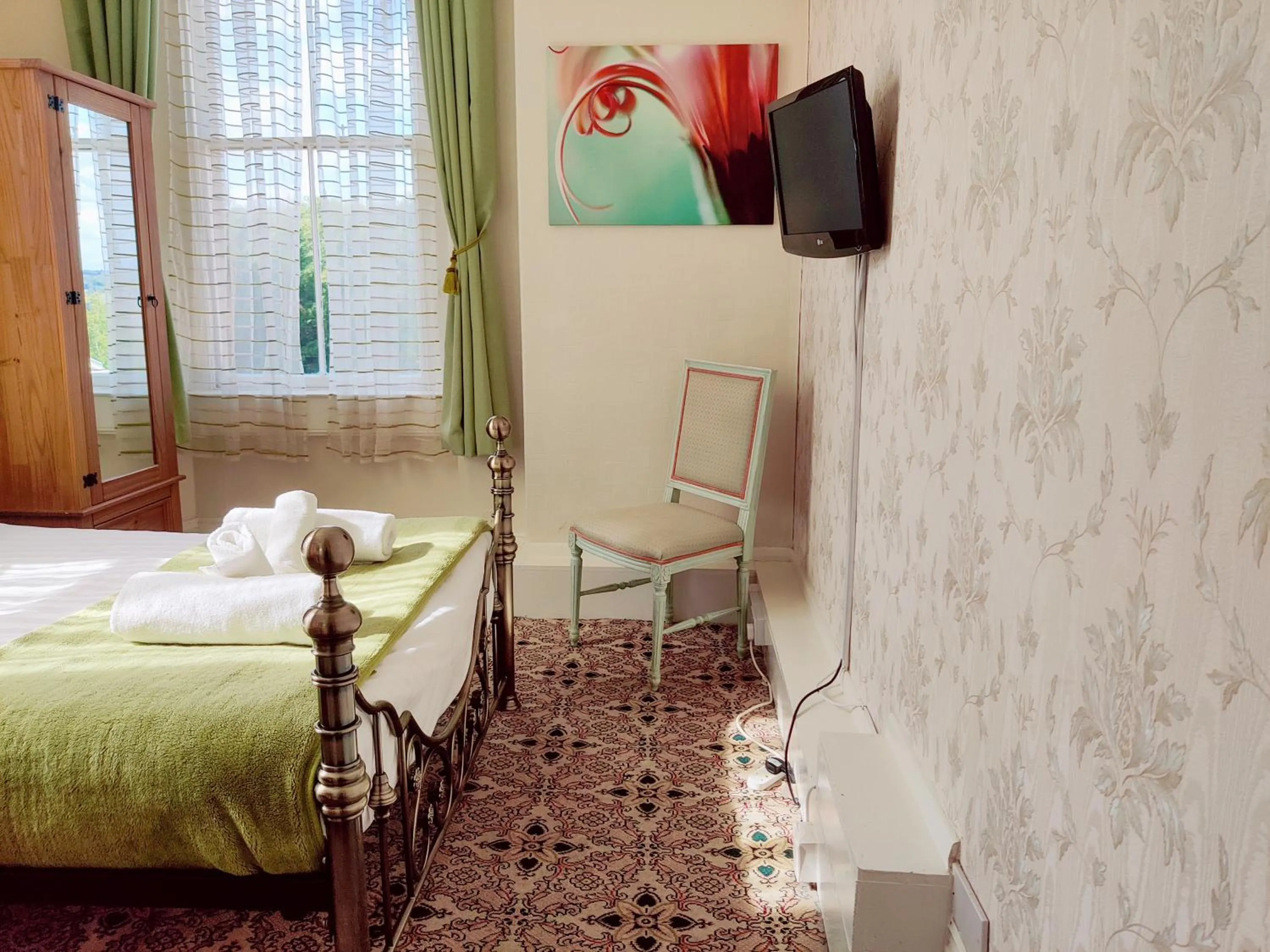 Bedroom, Bed in Wentworth House - Free Parking