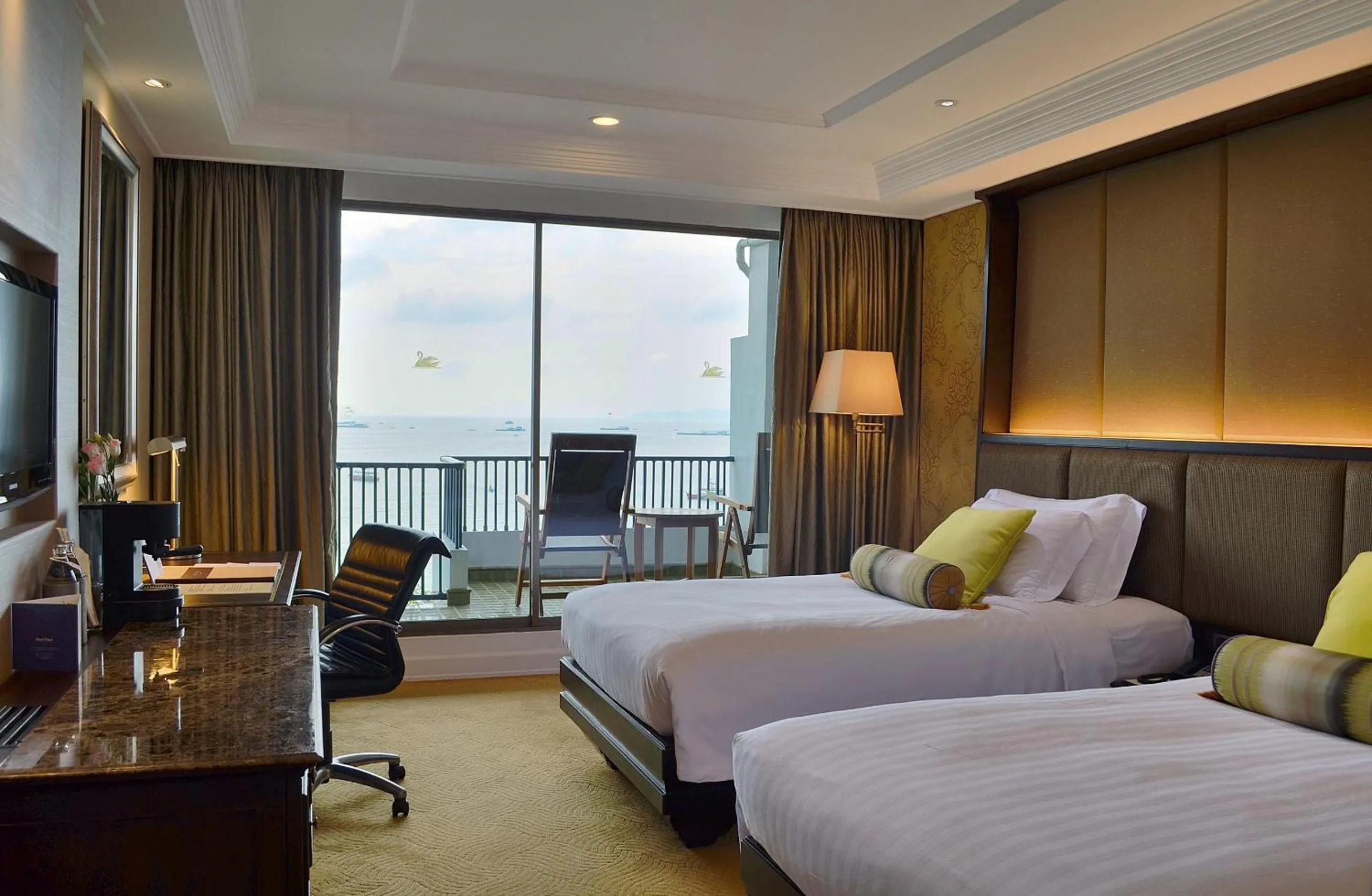 Sea view, Bed in Dusit Thani Pattaya
