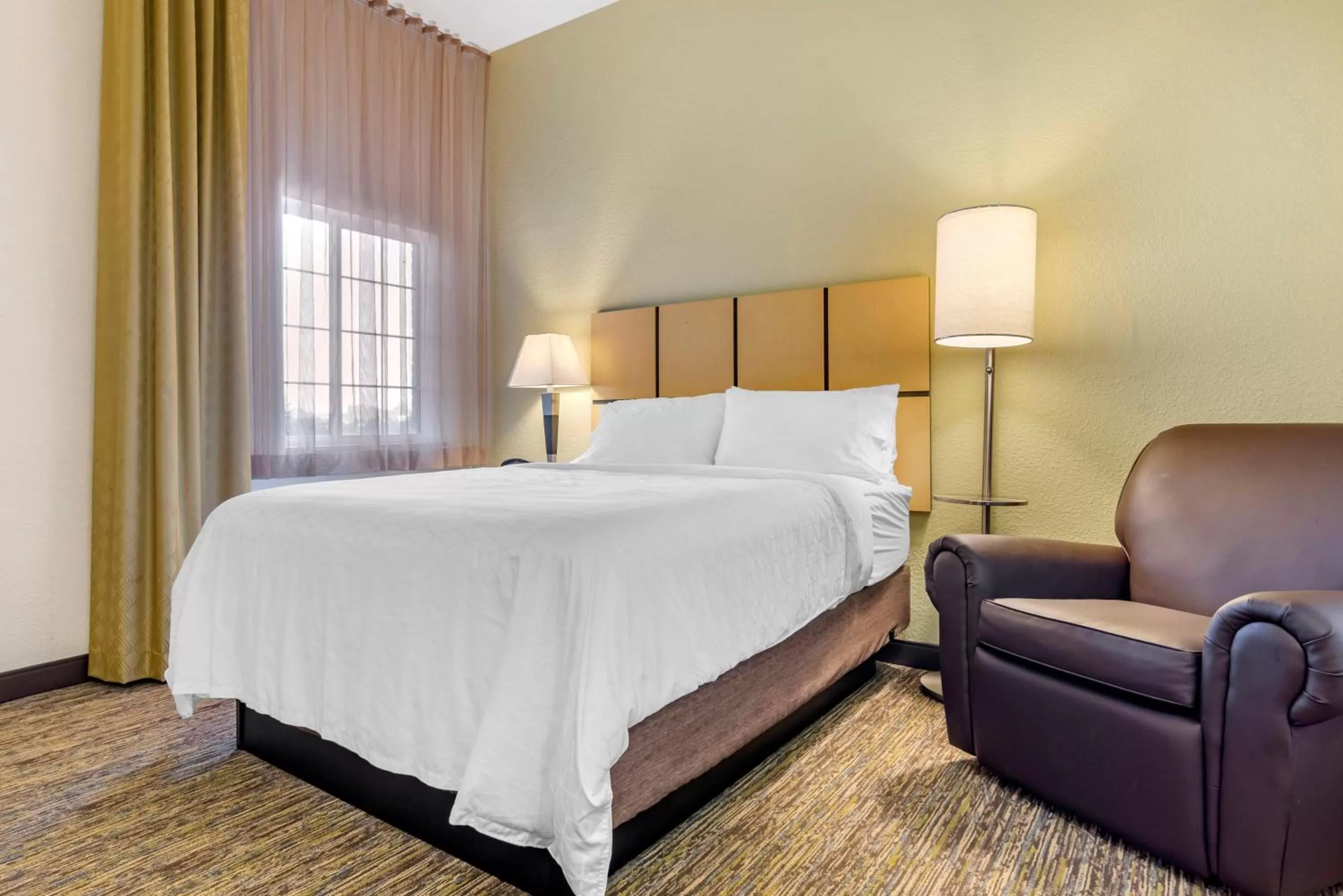 Photo of the whole room, Bed in Candlewood Suites Alabaster by IHG