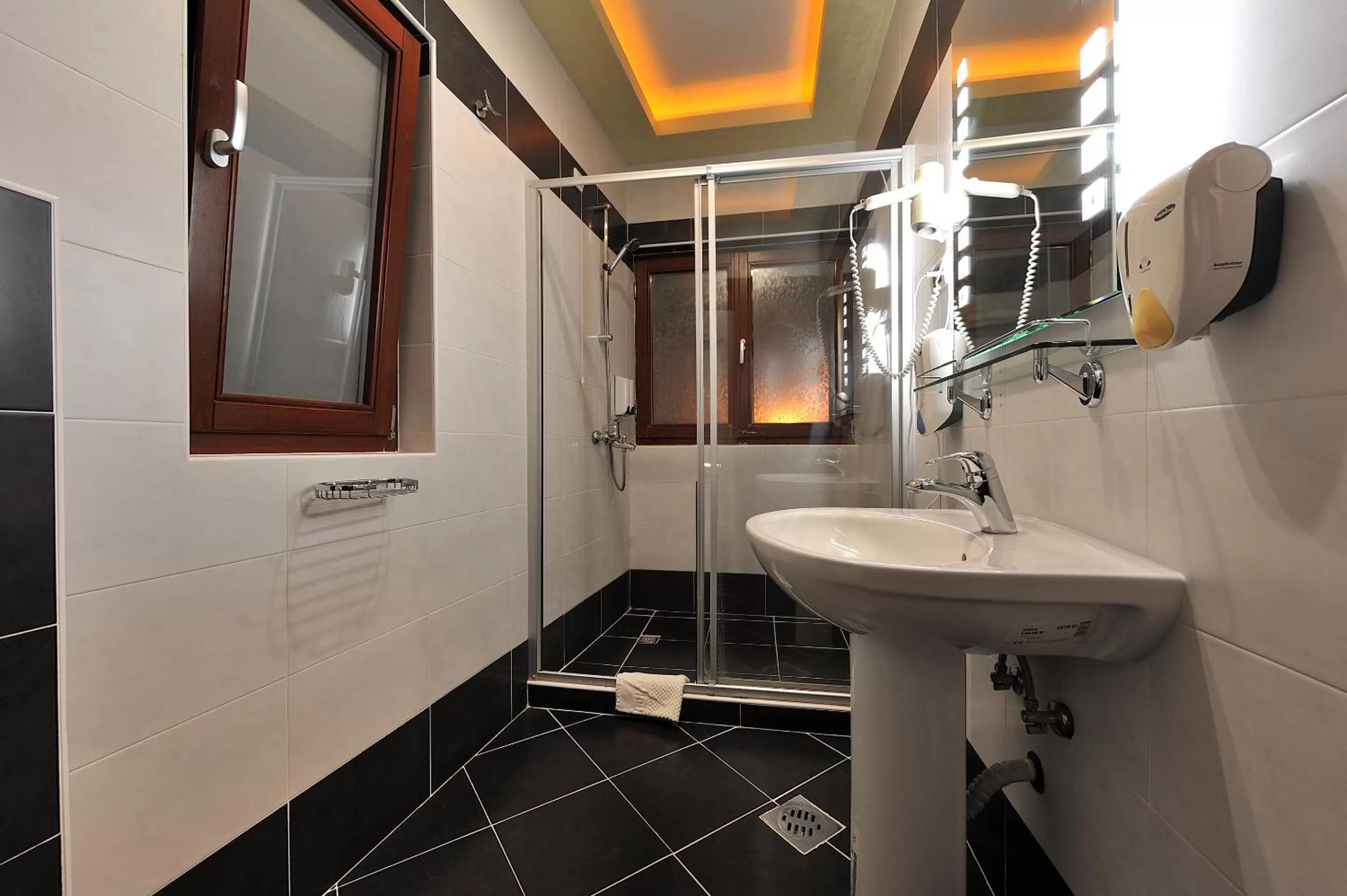 Shower, Bathroom in Hotel Sucevic Garni