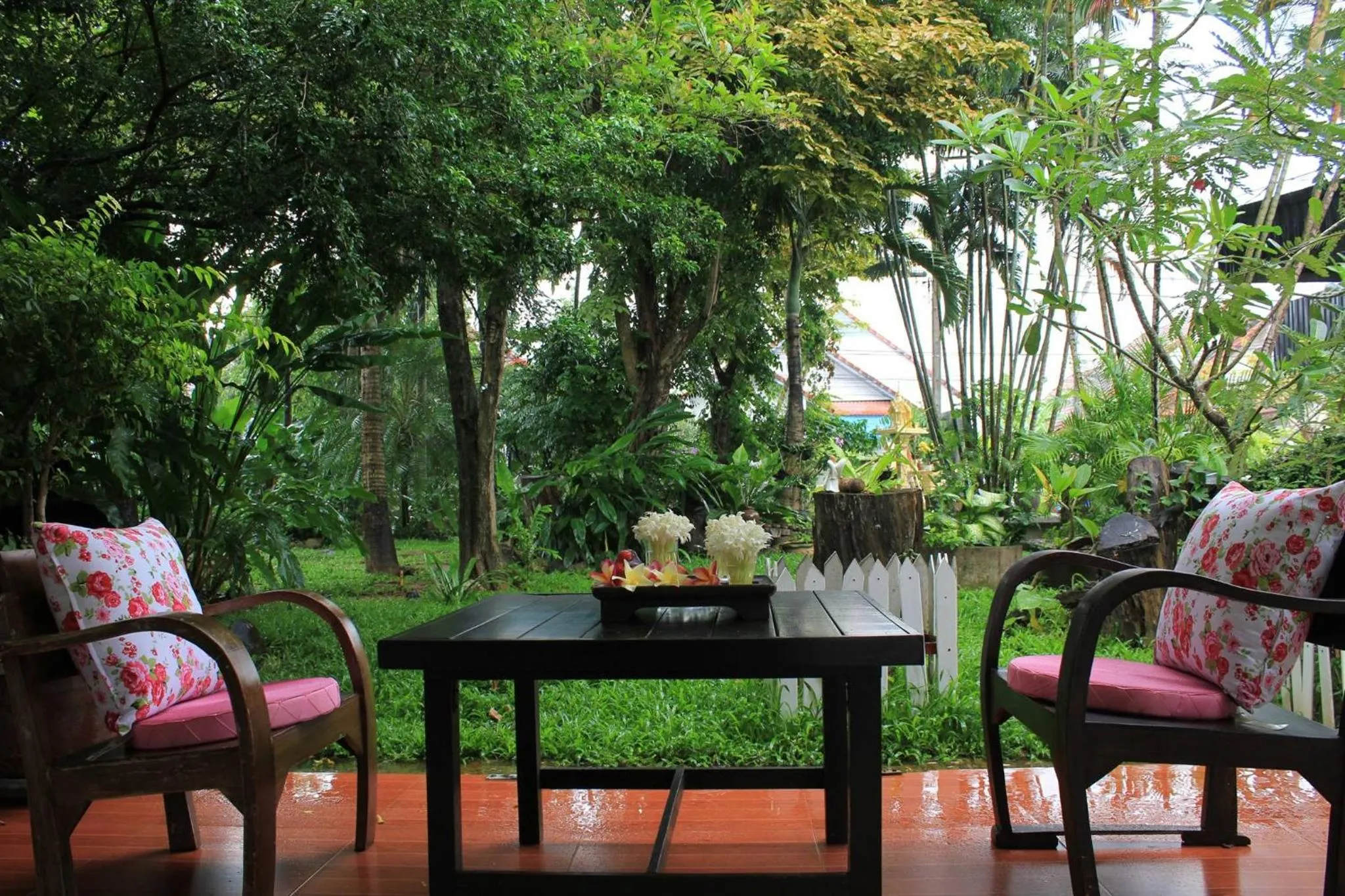 Facade/entrance in Eat n Sleep