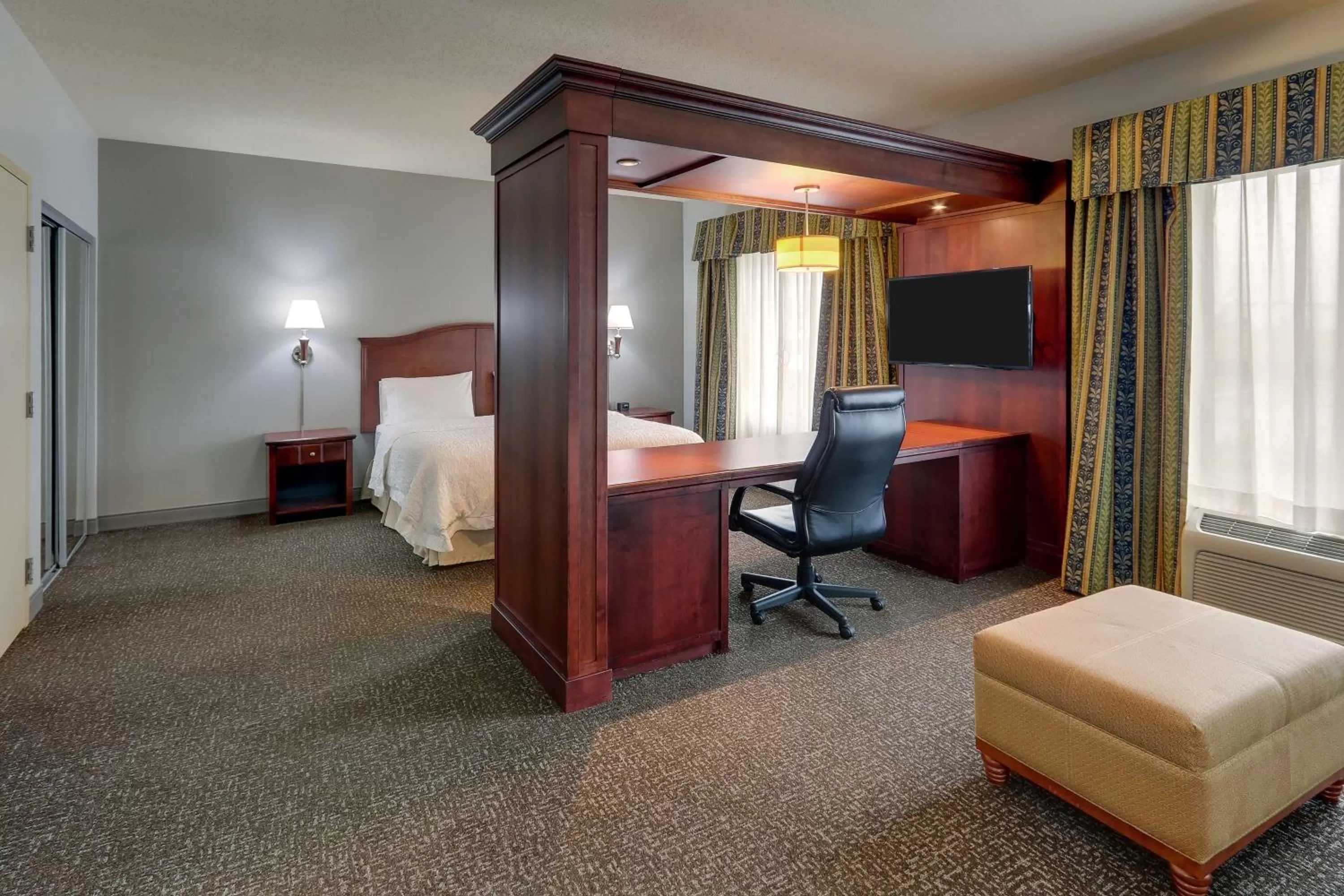 Bedroom, Bed in Hampton Inn & Suites Indianapolis-Airport