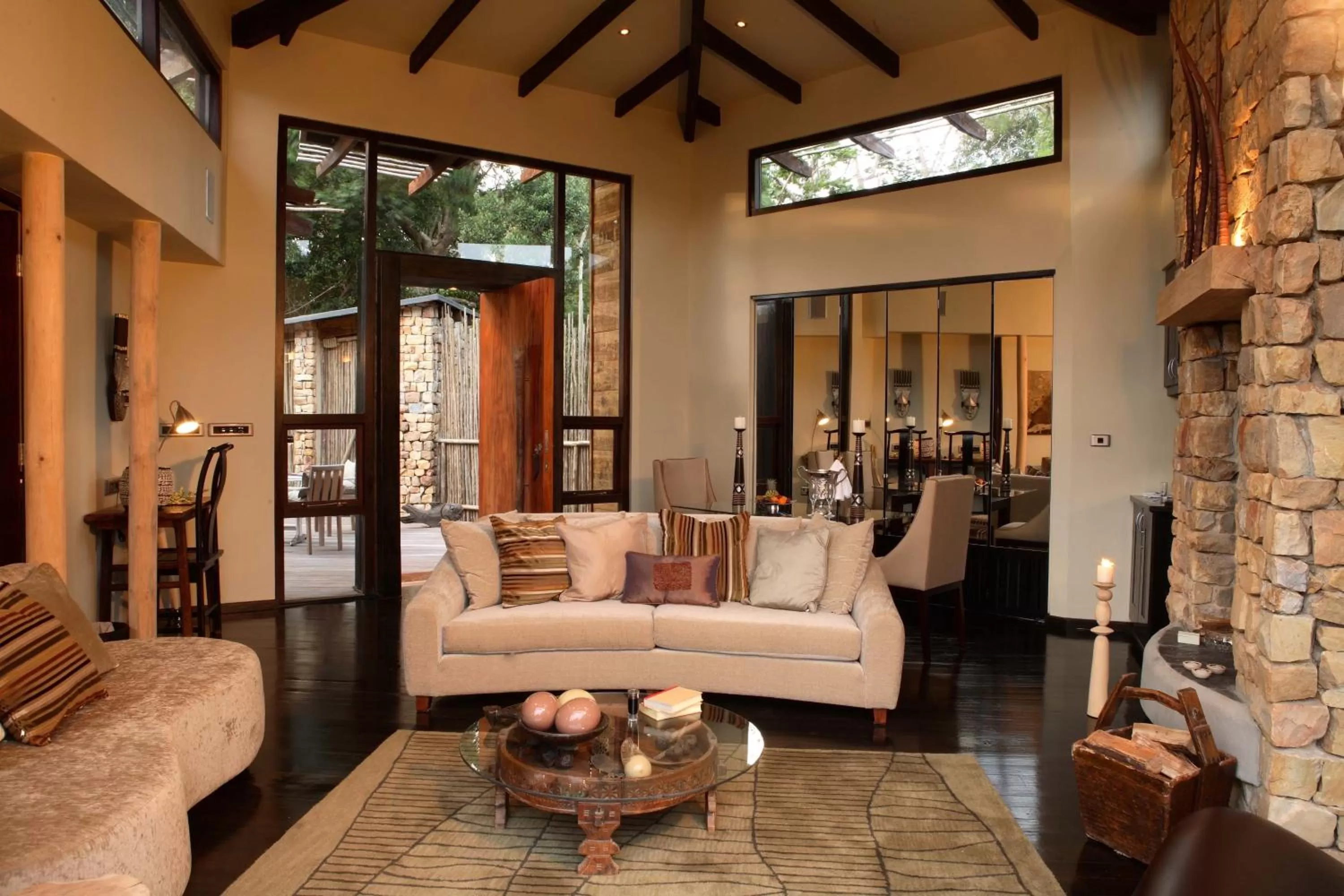 Living room in Tsala Treetop Lodge