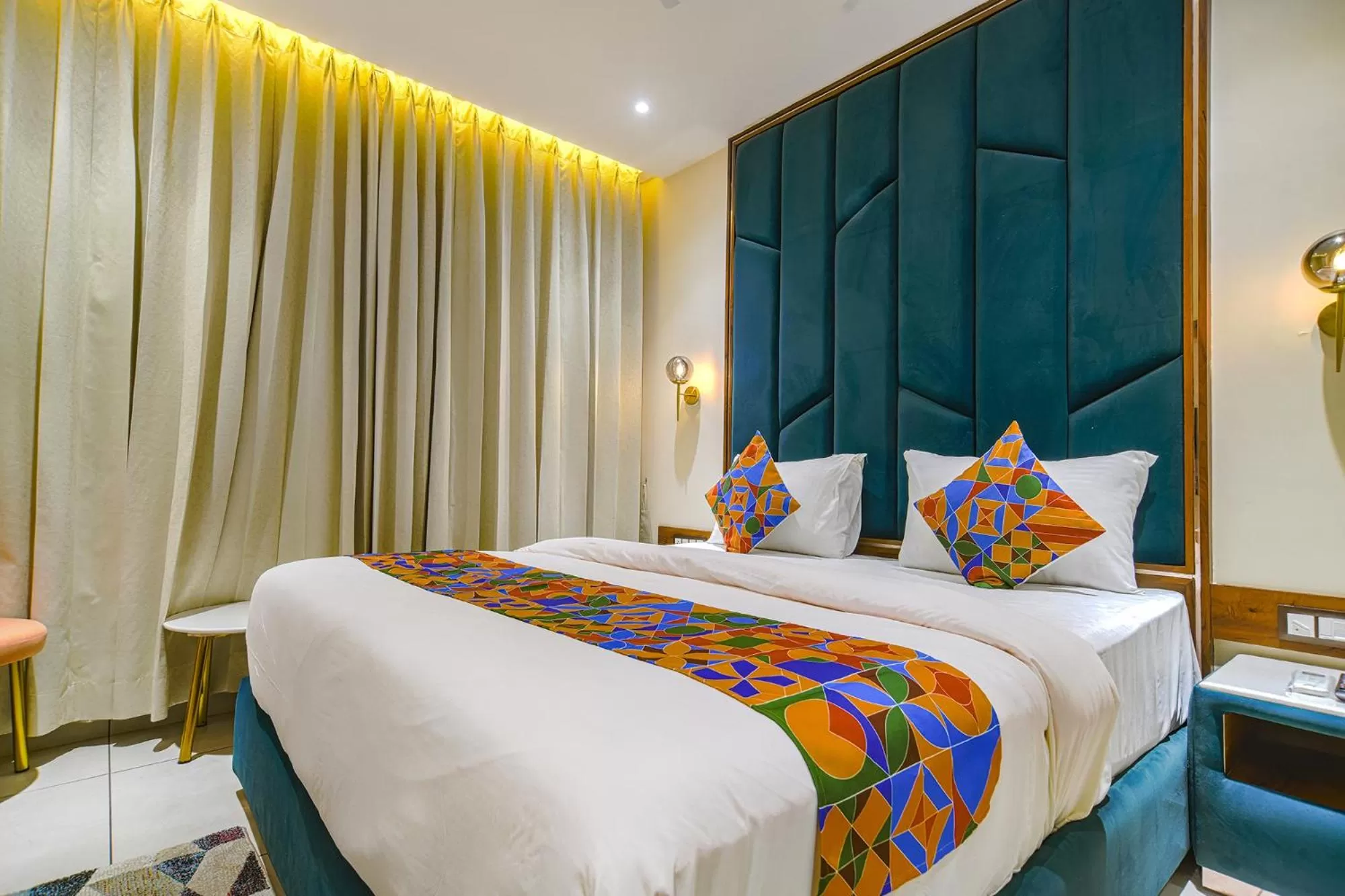 Living room, Bed in FabHotel Benchmark