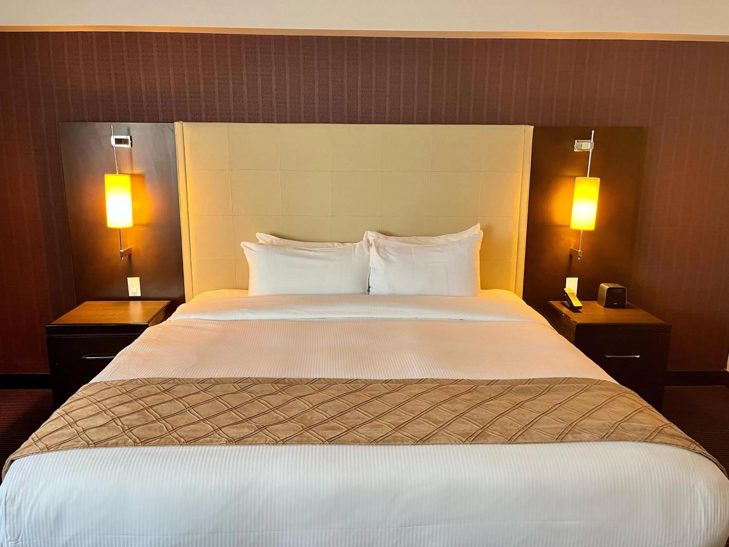 Bedroom, Bed in Hotel Ruby Foo's