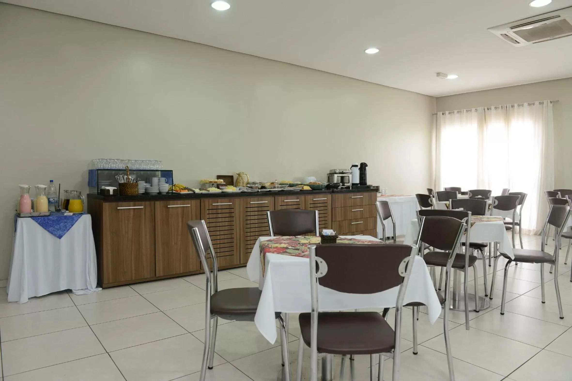 Restaurant/places to eat in Alano Executivo Hotel