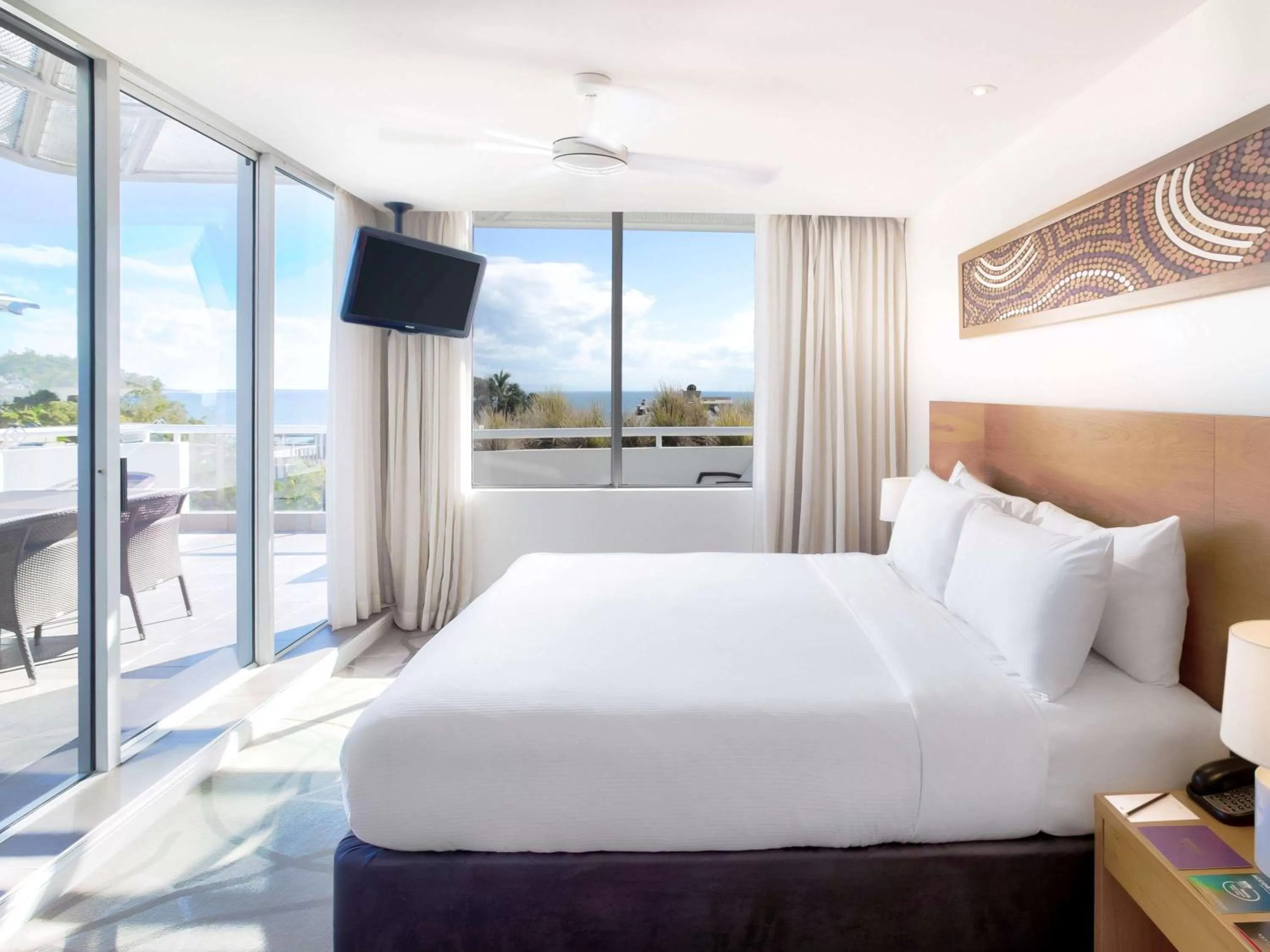 Photo of the whole room, Bed in Sofitel Noosa Pacific Resort