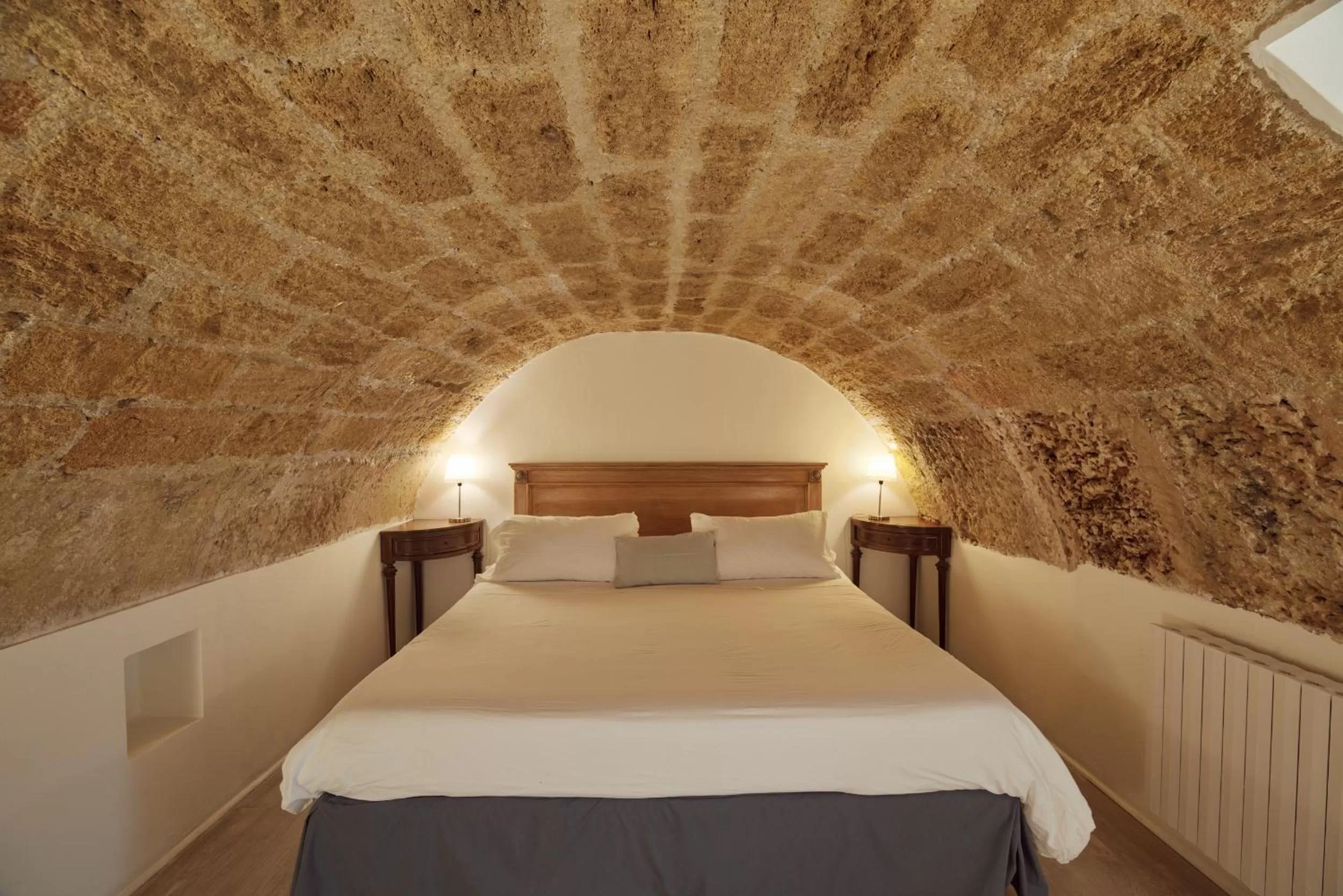 Bedroom, Bed in L' Hôtellerie Easy Suites