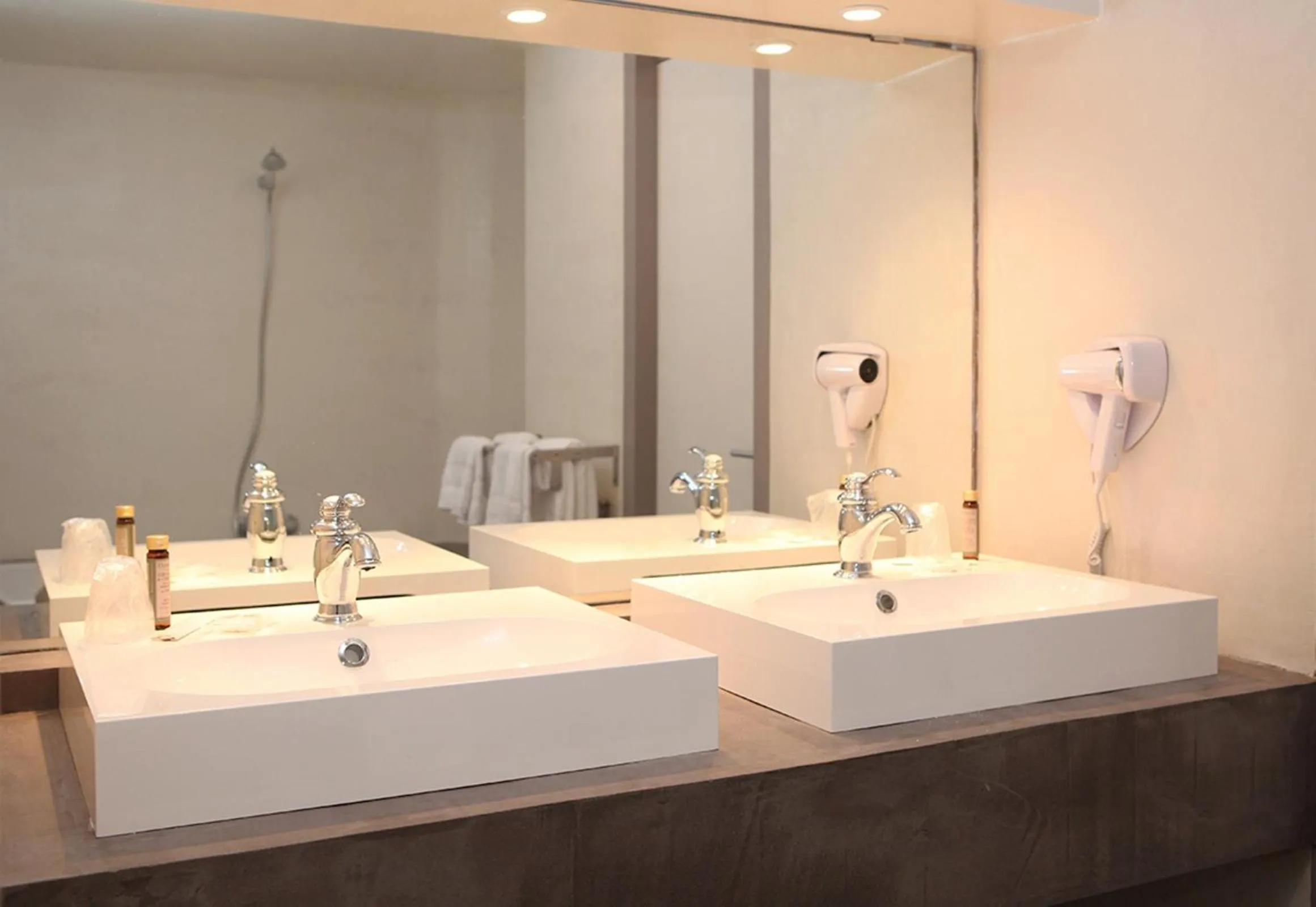 Bathroom in Hôtel Le Roncevaux