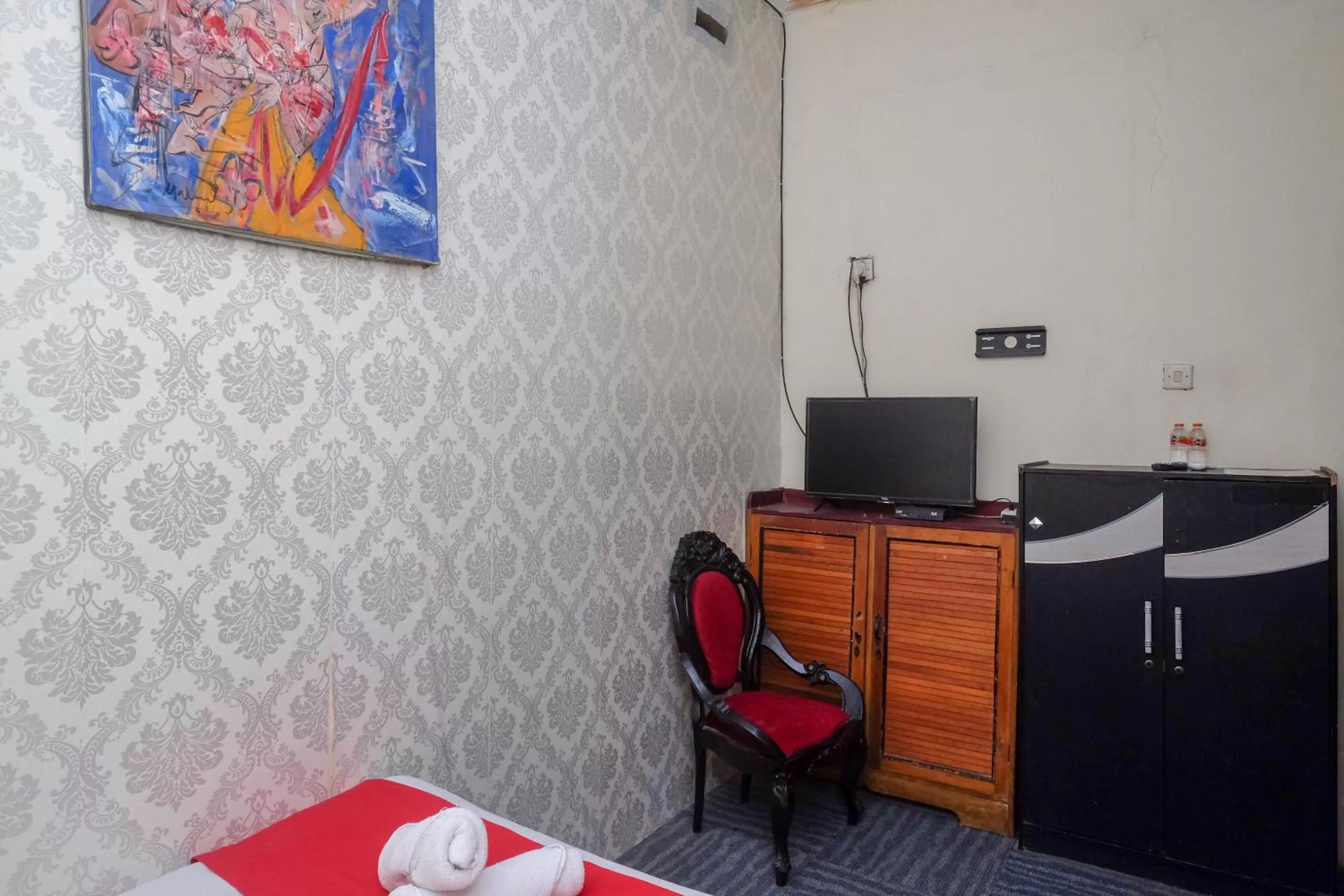 Bedroom in RedDoorz at Mamagayo Inn Yogyakarta