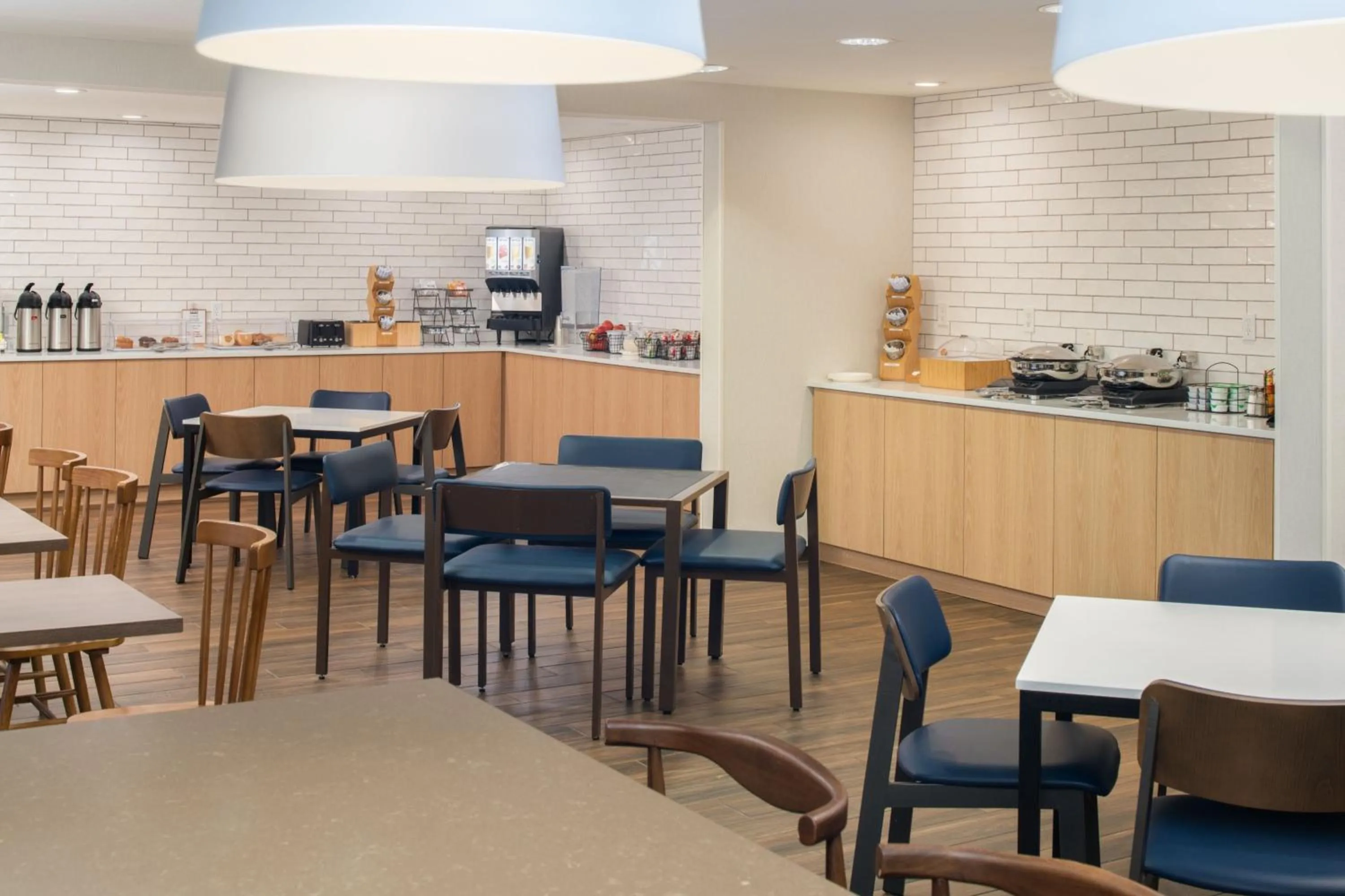 Breakfast in Fairfield Inn & Suites by Marriott Portland Airport