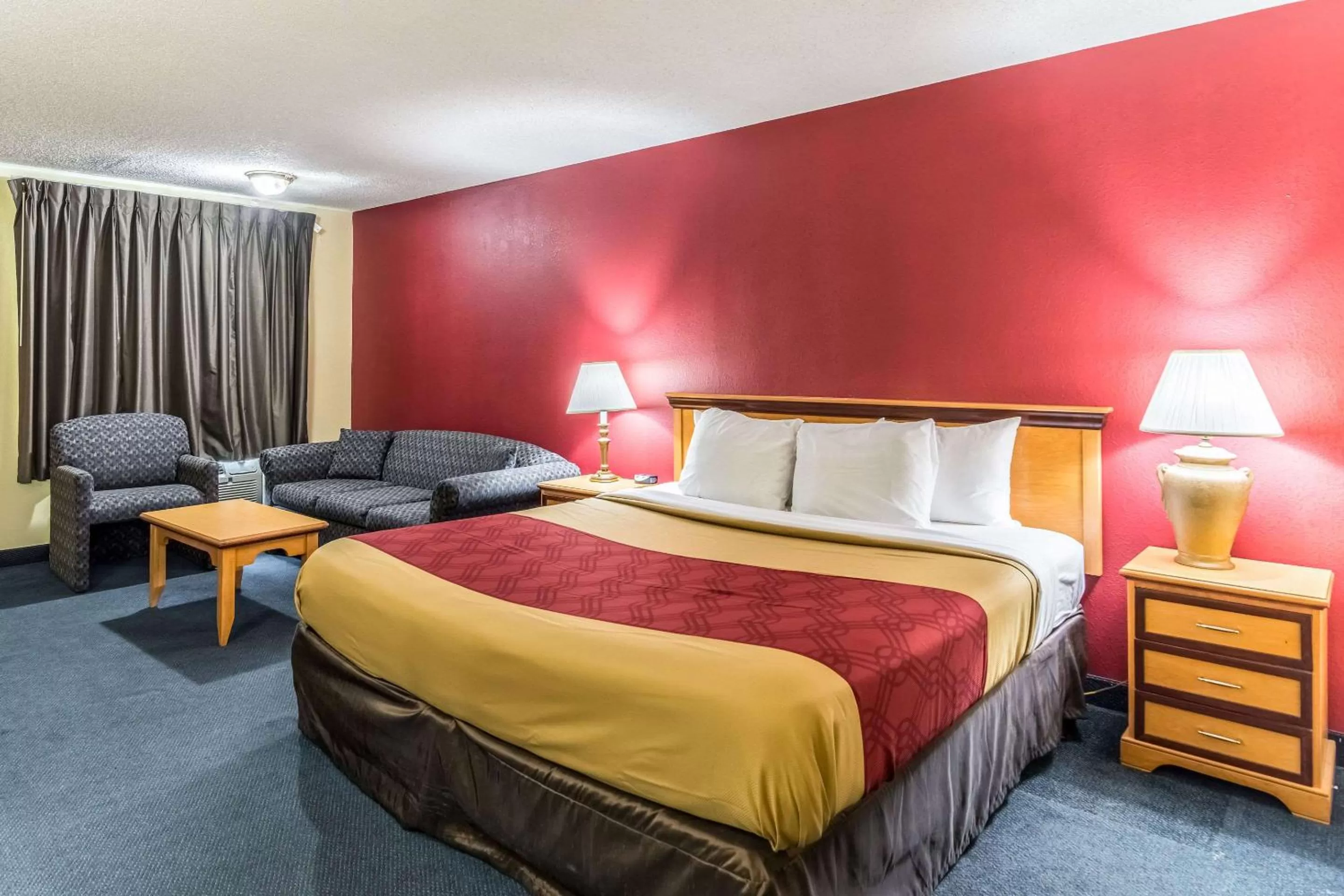 Bedroom, Bed in Econo Lodge Whiteville