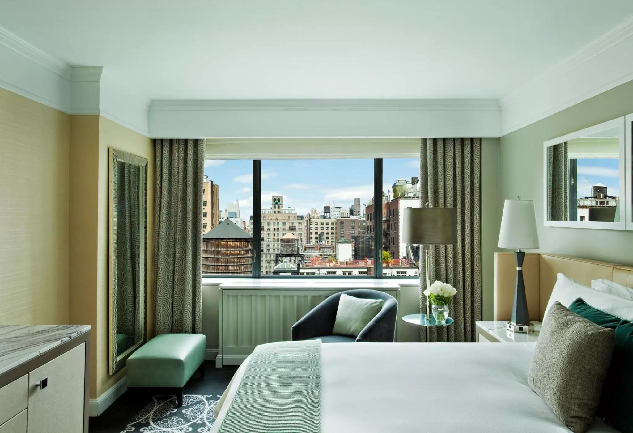 Photo of the whole room, Bed in Loews Regency New York Hotel