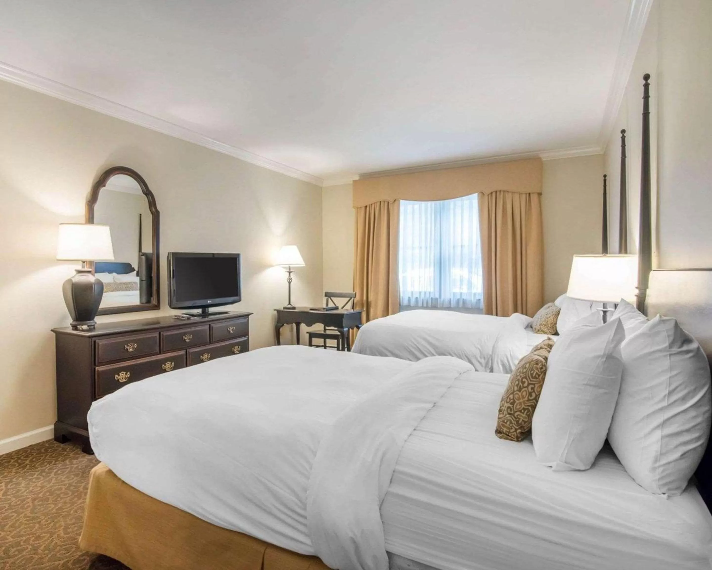 Bedroom, Bed in The Century House, an Ascend Collection Hotel