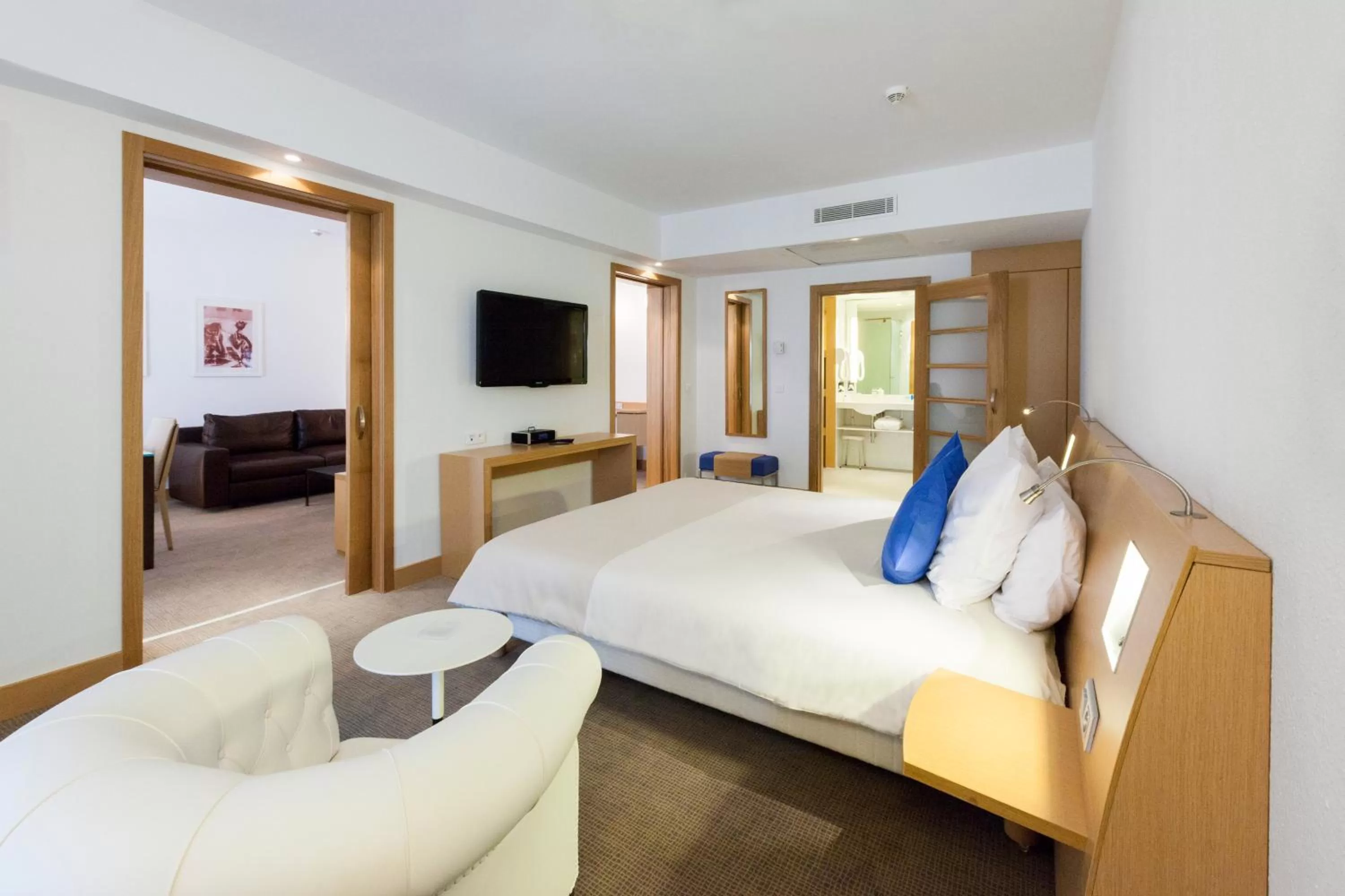 Bedroom, Bed in Novotel Tunis