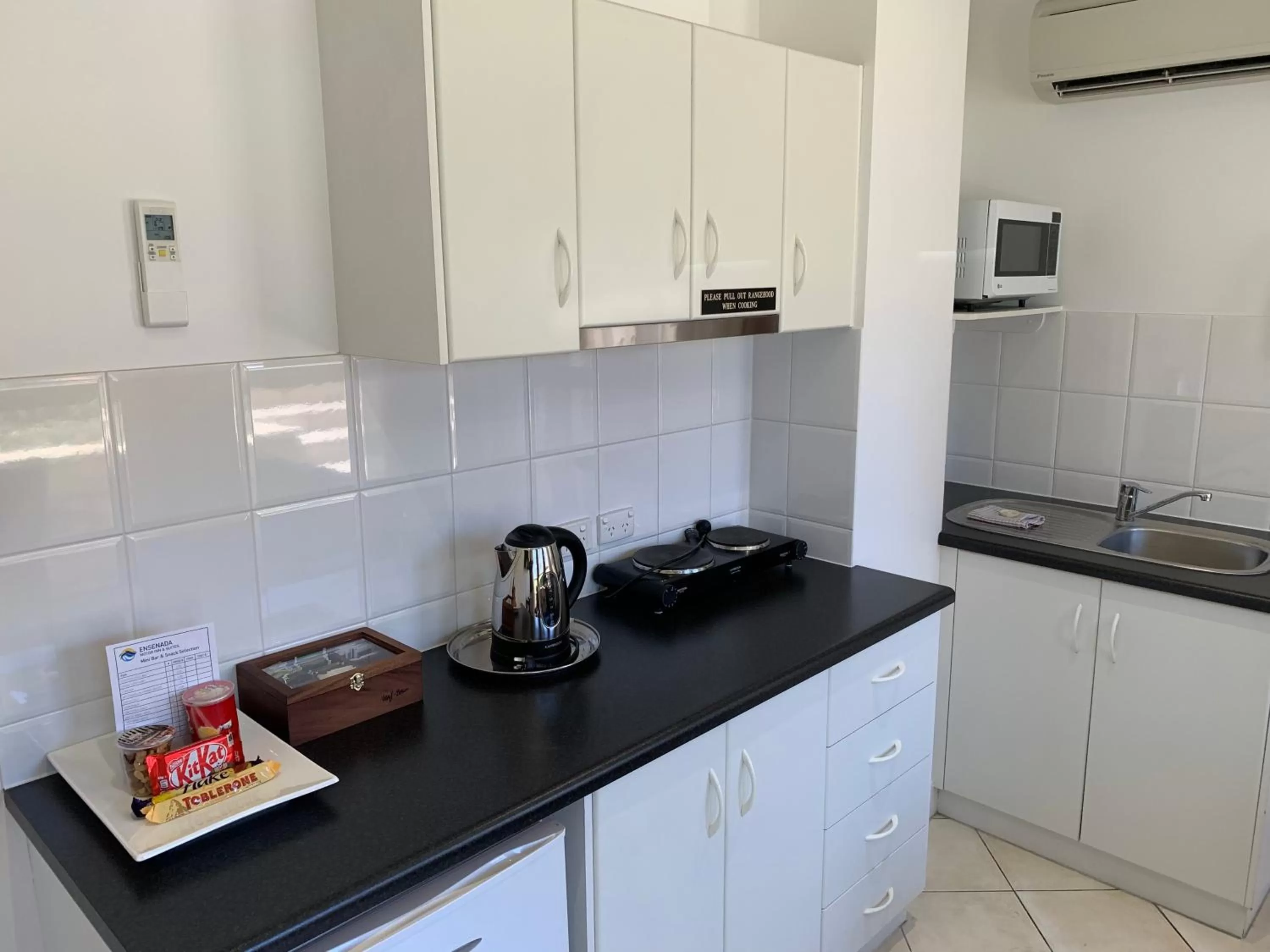 Kitchen or kitchenette in Ensenada Motor Inn and Suites