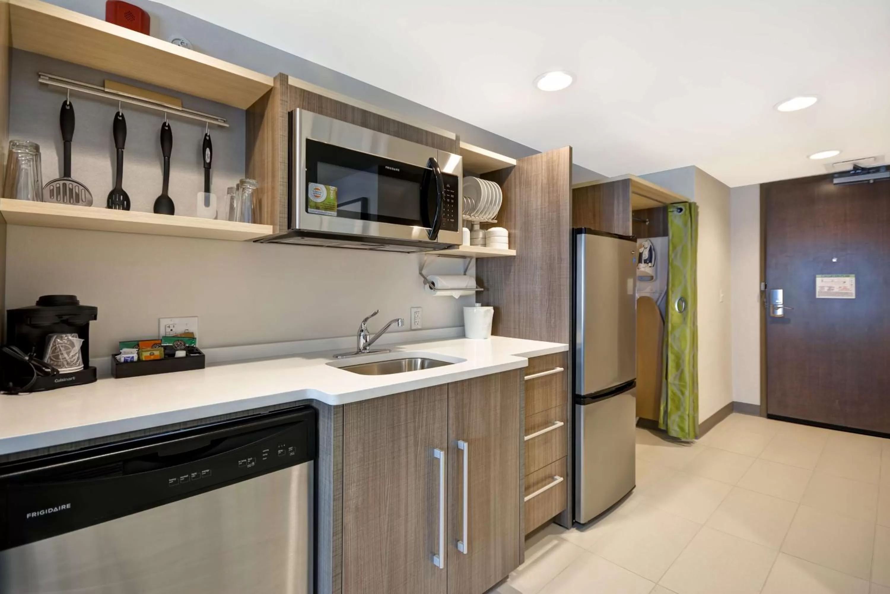 Kitchen or kitchenette in Home2 Suites by Hilton Kansas City KU Medical Center