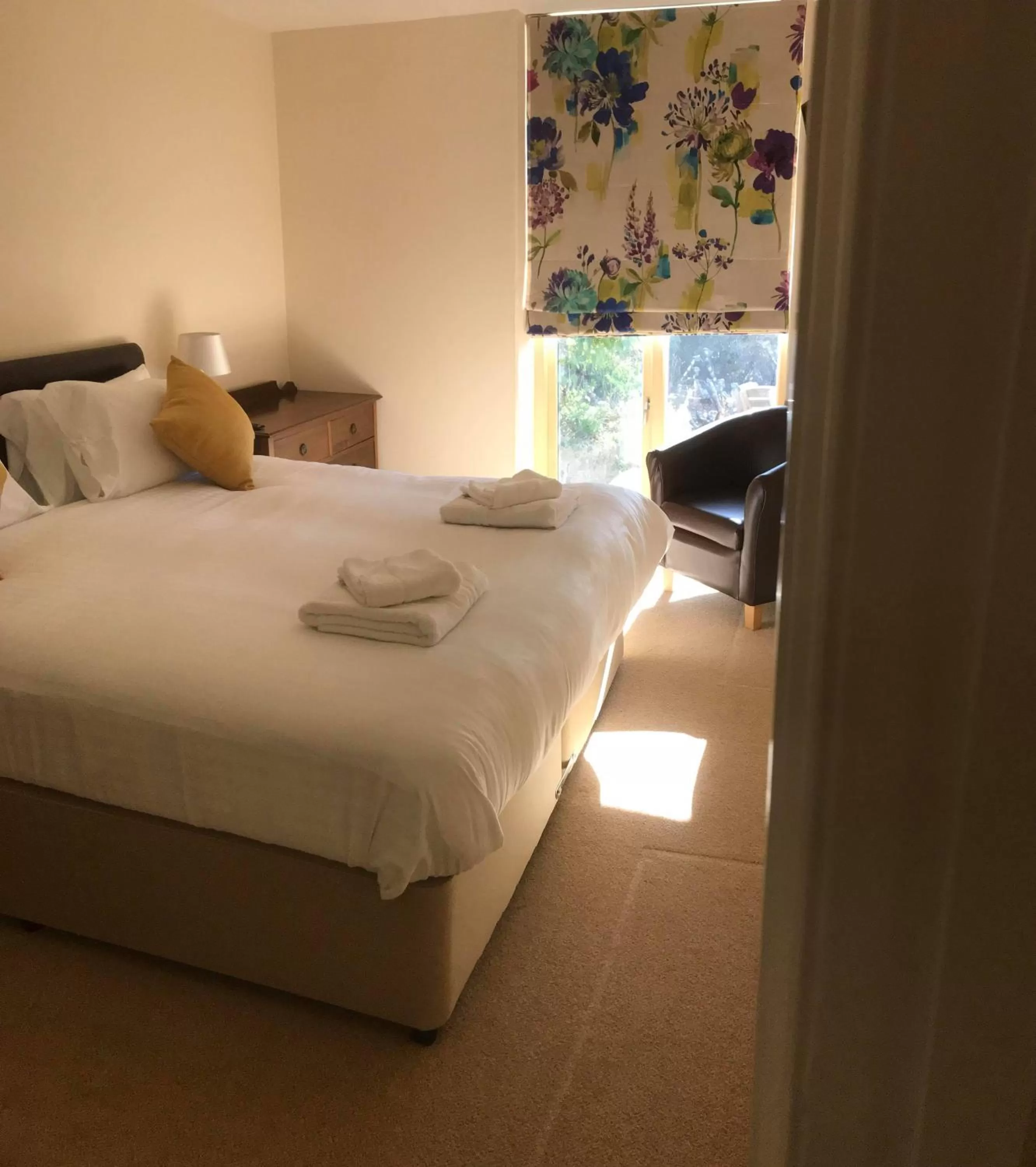 Shower, Bed in The Poltimore Inn