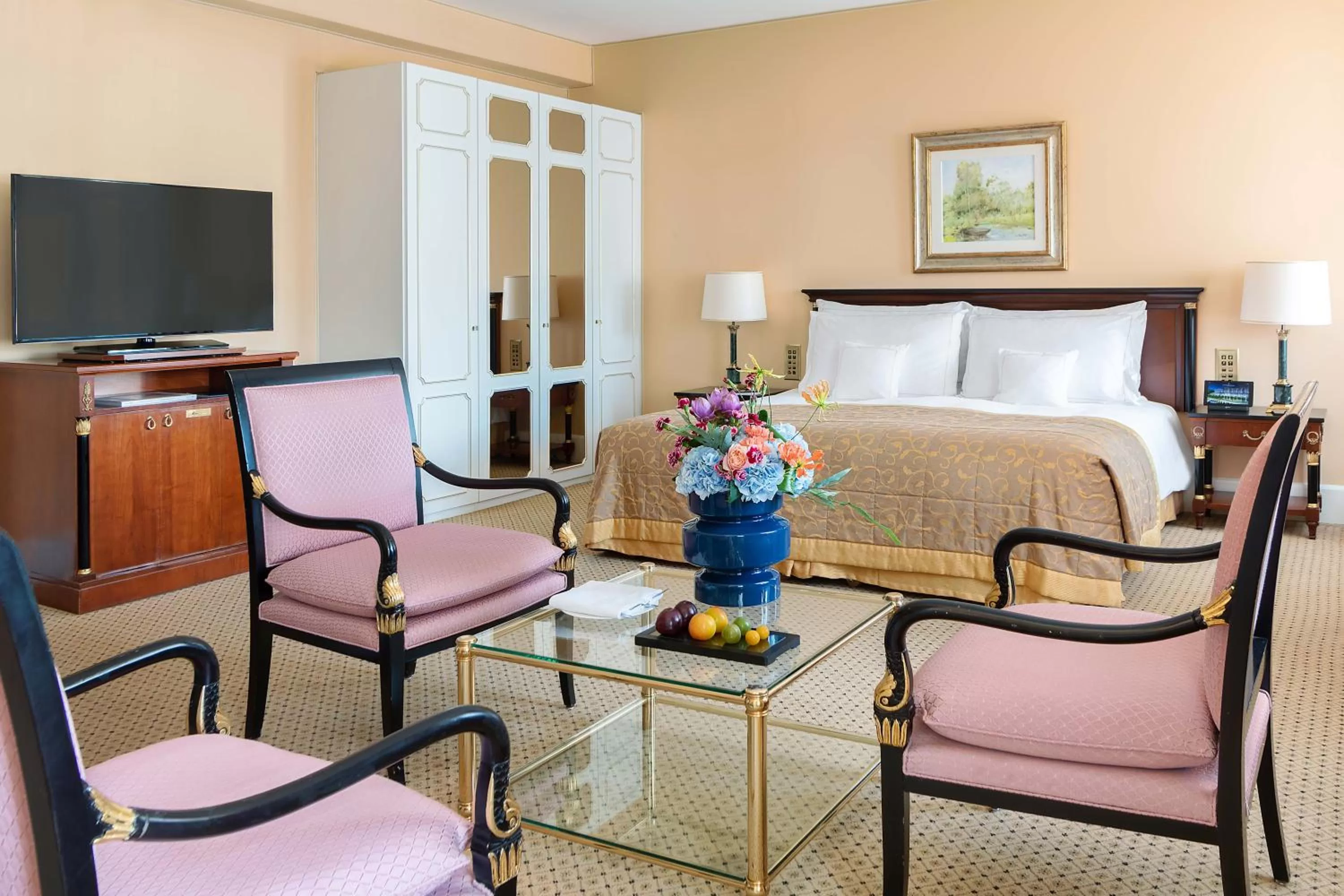 Photo of the whole room, Bed in Lausanne Palace