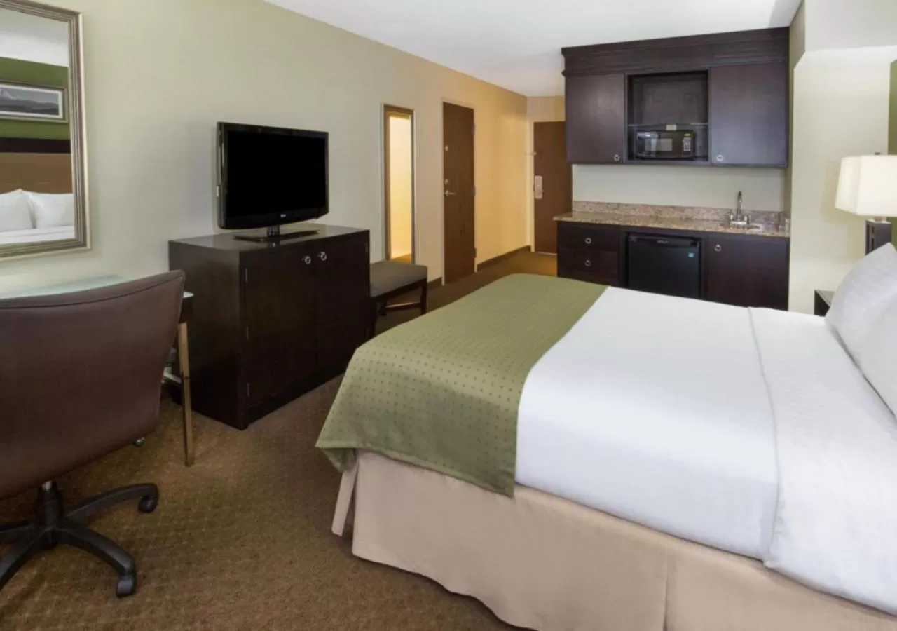 Bedroom, Bed in Holiday Inn Portland-Airport I-205 by IHG