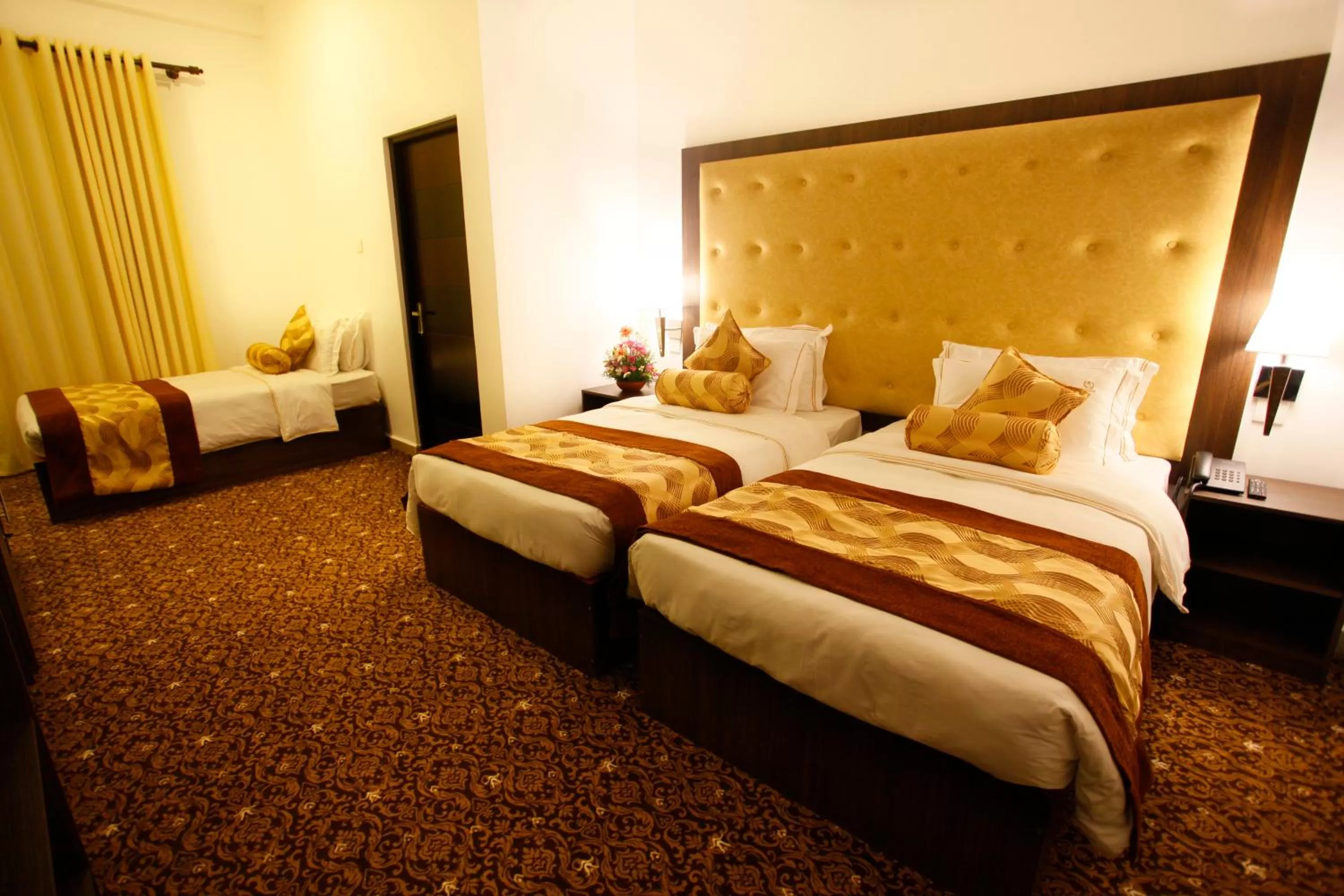 Photo of the whole room, Bed in The Queensburry City Hotel