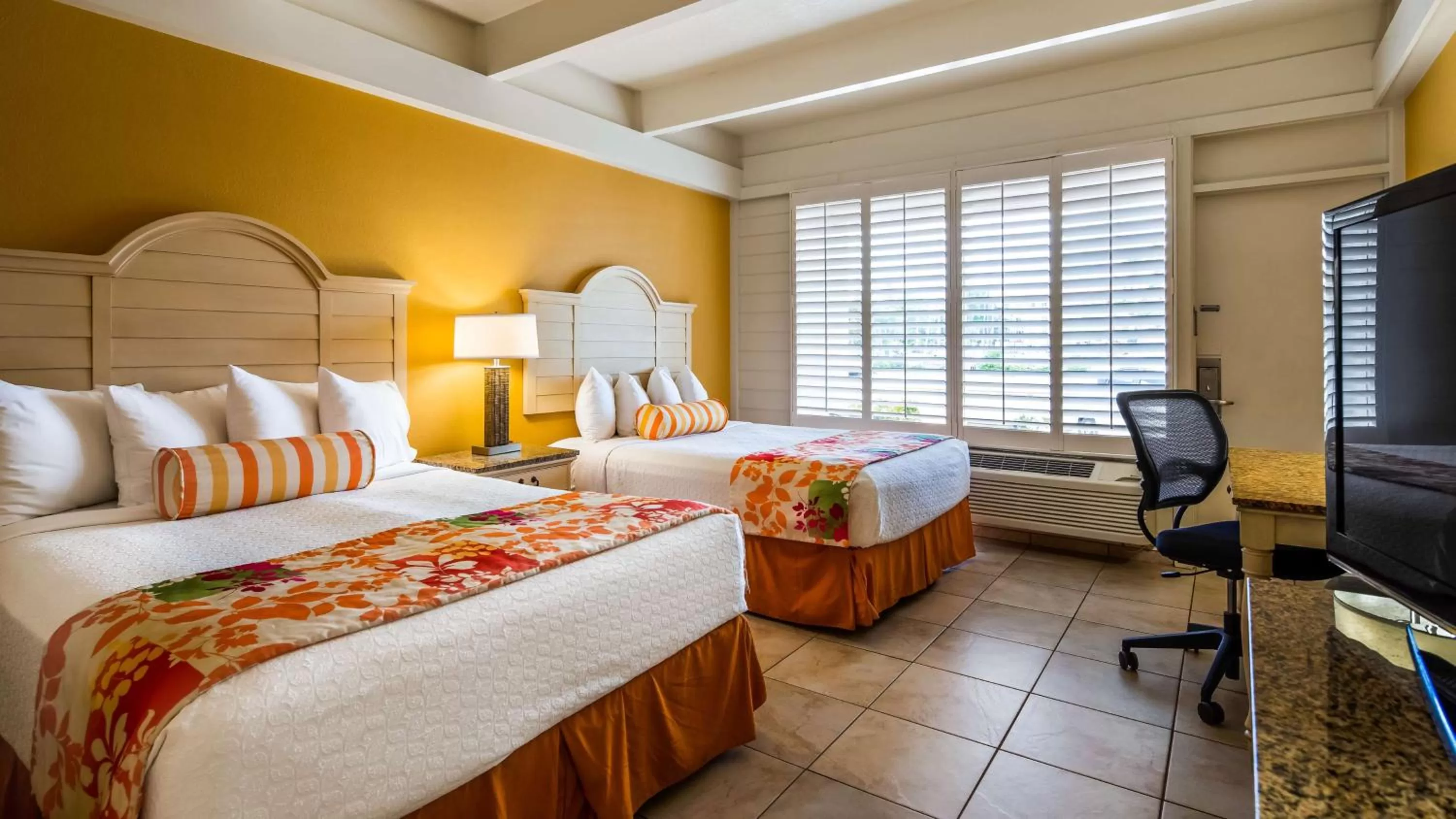 Photo of the whole room, Bed in Best Western Plus Yacht Harbor Inn