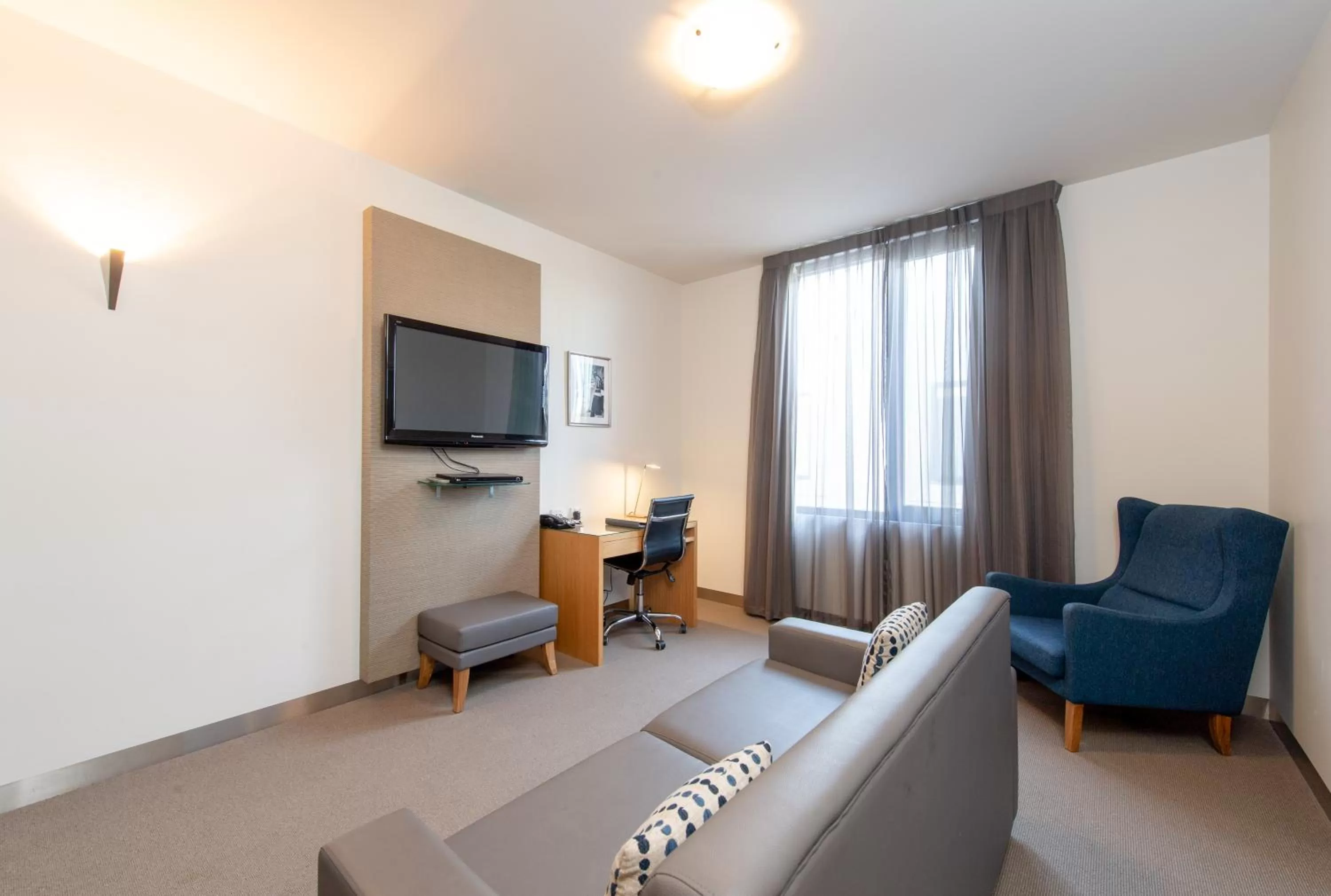 TV and multimedia in Mawson Lakes Hotel
