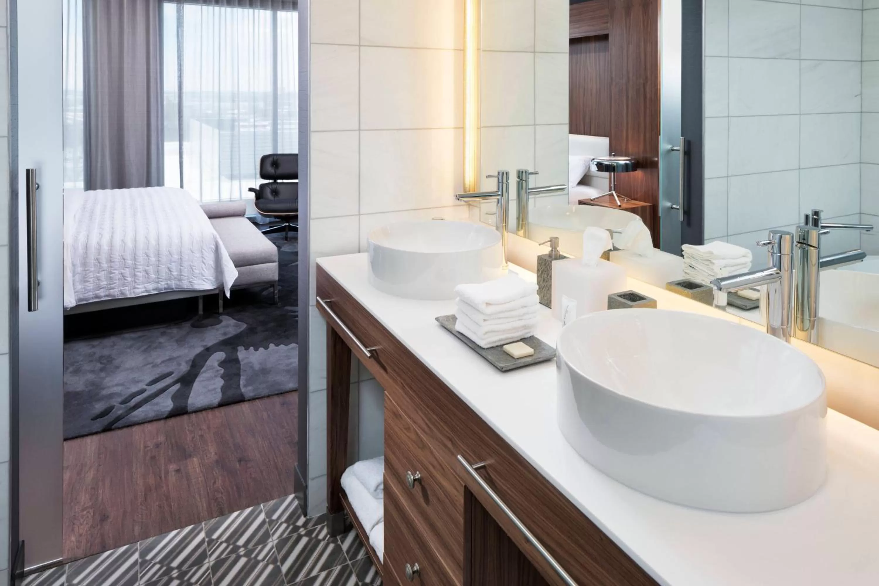 Photo of the whole room, Bed in Le Meridien Columbus, The Joseph