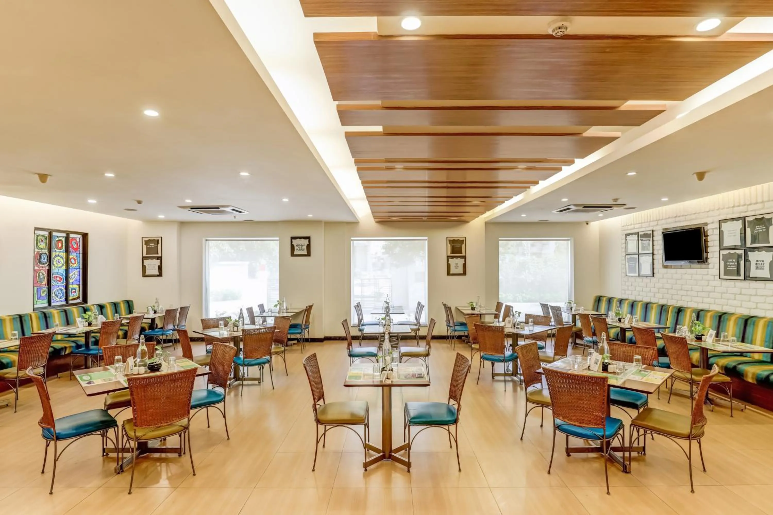 Restaurant/places to eat in Lemon Tree Hotel, Ahmedabad