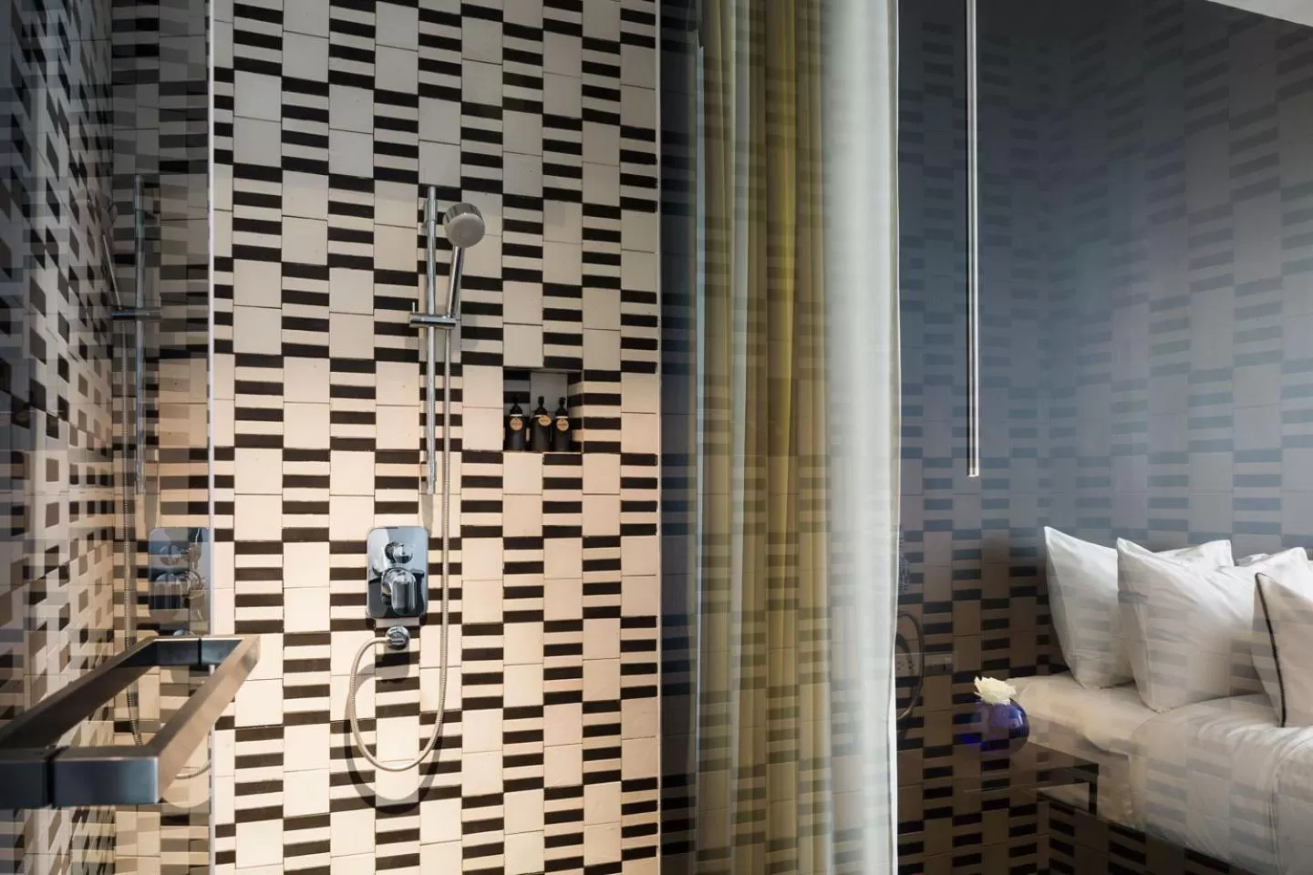 Shower in Sala Rattanakosin Bangkok