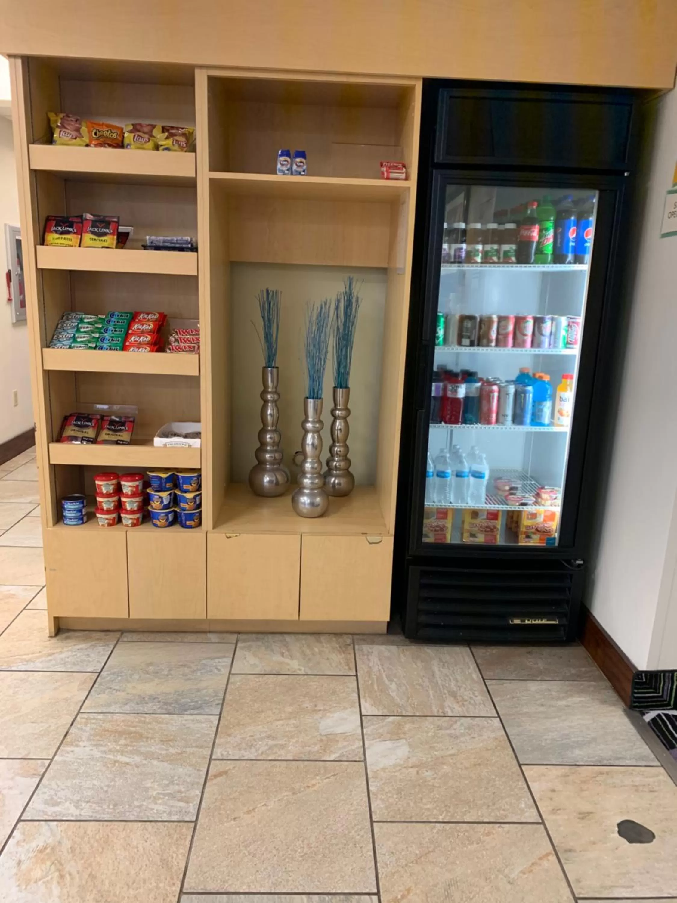 Food and drinks in La Quinta Inn by Wyndham Davenport & Conference Center