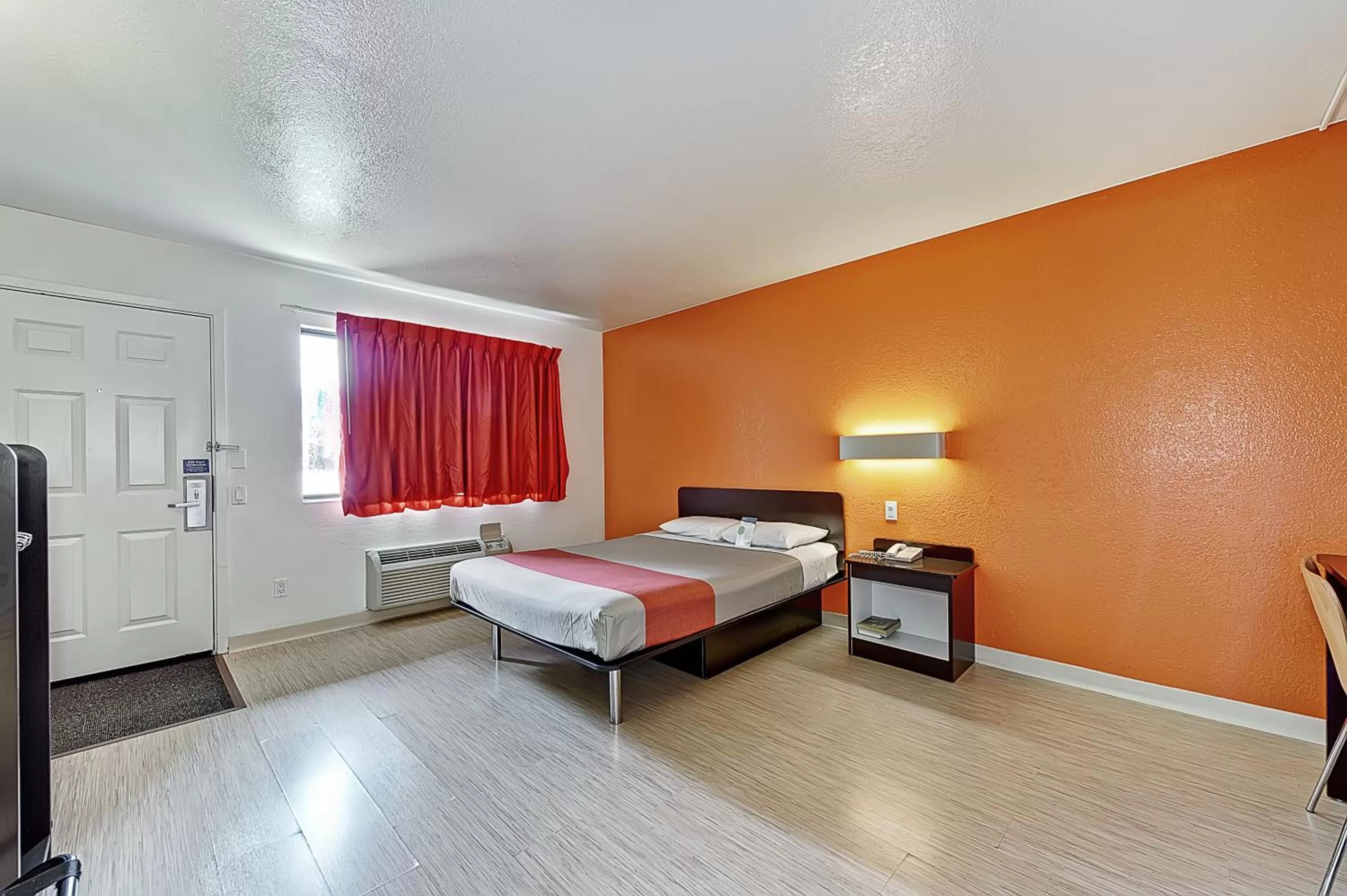 Day, Bed in Motel 6-Villa Park, IL - Chicago West